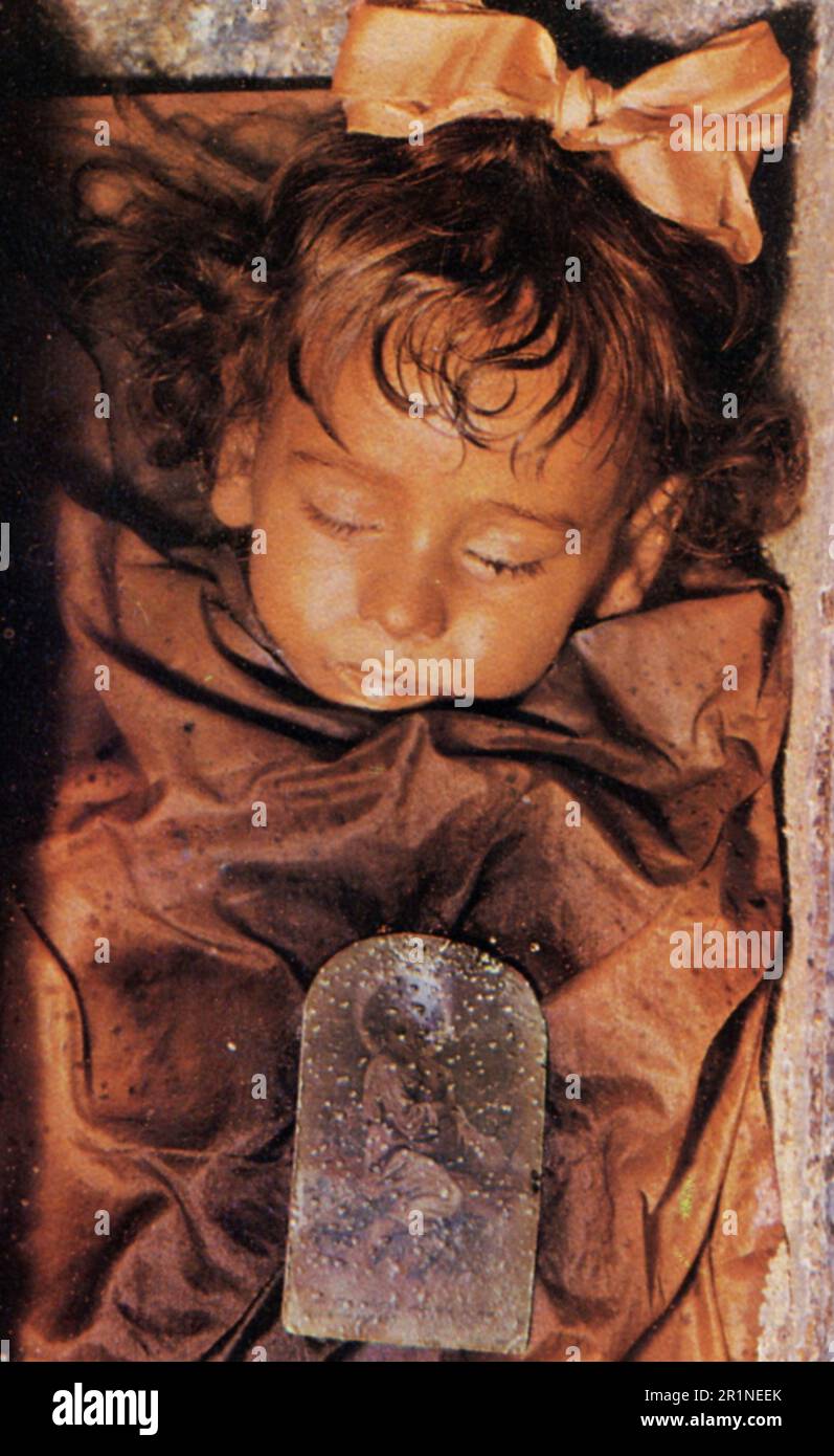 The Capuchin Crypt of Palermo, Le Catacombe dei Cappuccini, extensive crypt complex under the Capuchin monastery in Palermo and with its natural mummies one of the most famous burial grounds in the world, c. 1870, Italy, Historic, digitally restored reproduction from a 19th century original  /  Die Kapuzinergruft von Palermo, Le Catacombe dei Cappuccini, weitläufige Gruftanlage unter dem Kapuzinerkloster in Palermo und mit ihren natürlichen Mumien eine der bekanntesten Grablegen der Welt, public domain Foto der Mumie der Rosalia Lombardo, 1820, Italien, Historisch, digital restaurierte Reprodu Stock Photo