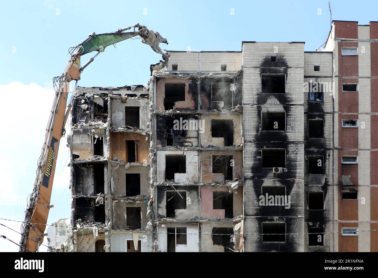 IRPIN, UKRAINE - MAY 13, 2023 - Workers operate various types of vehicles to demolish the apartment building at 158 Severynivska Street that was destr Stock Photo