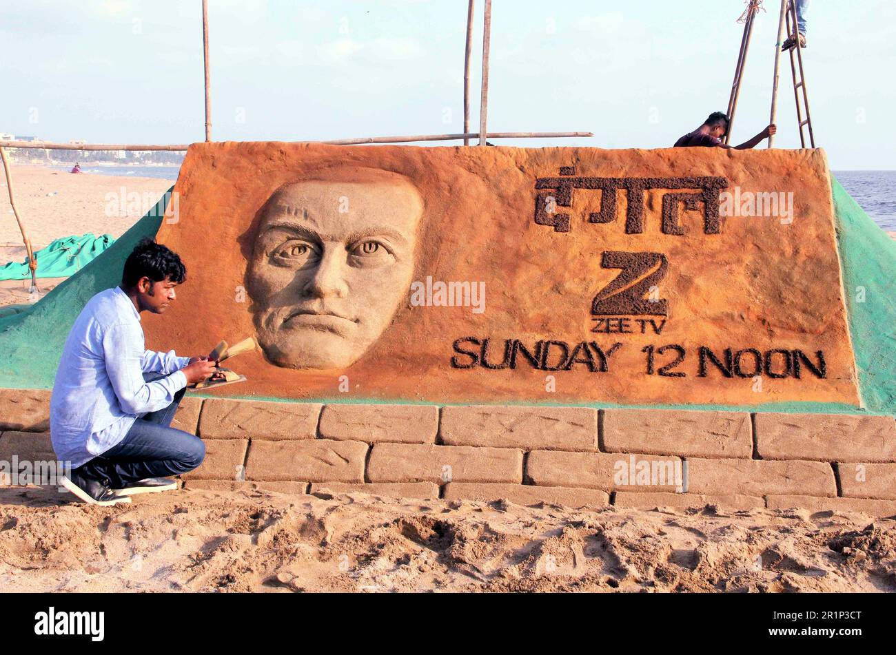 Sudarshan Patnaik, Sudarsan Pattnaik, Indian sand artist, Puri, Odisha, sand sculpture, Dangal film, Zee TV, Versova Beach, Mumbai, India, 17 May 2017 Stock Photo