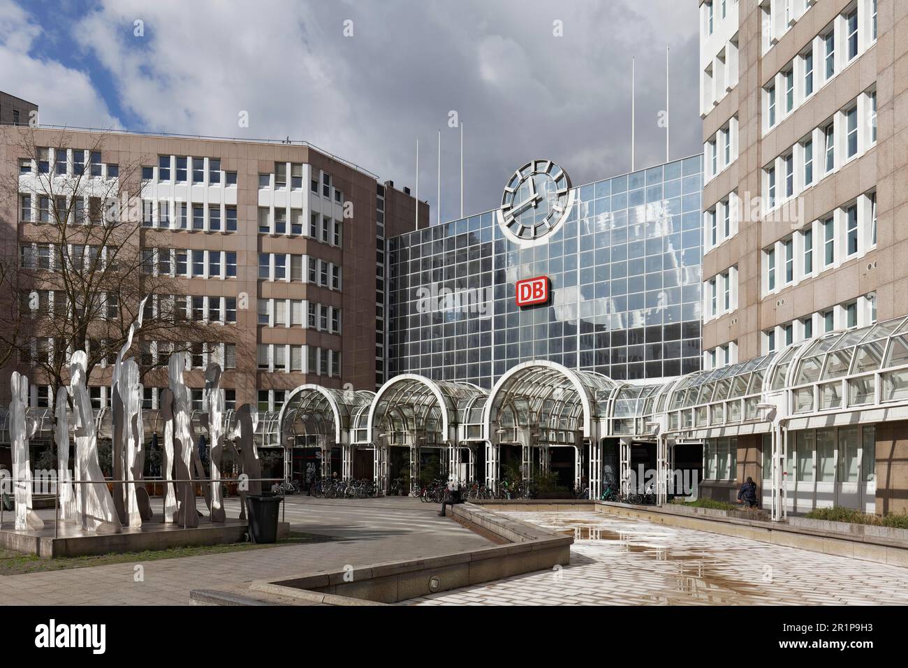 Duesseldorf Central Station East Entrance, stainless steel sculpture by Horst Antes, Berthavon