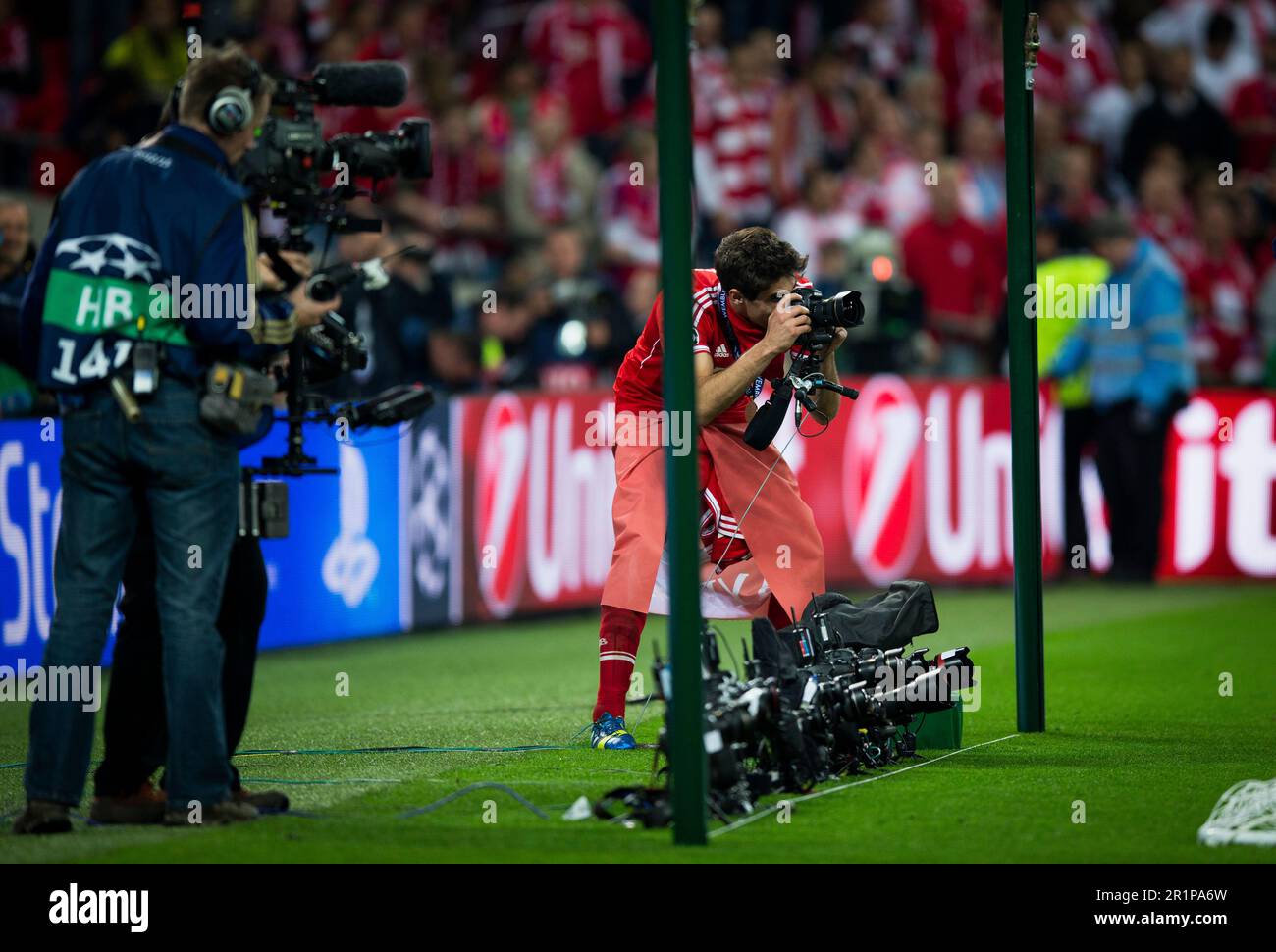 London, 25.05.2013, Wembley Münchener Schlussjubel: Javi Martinez (FCB) fotografiert mit einer Nikon Kamera Borussia Dortmund - FC Bayern München Cham Stock Photo