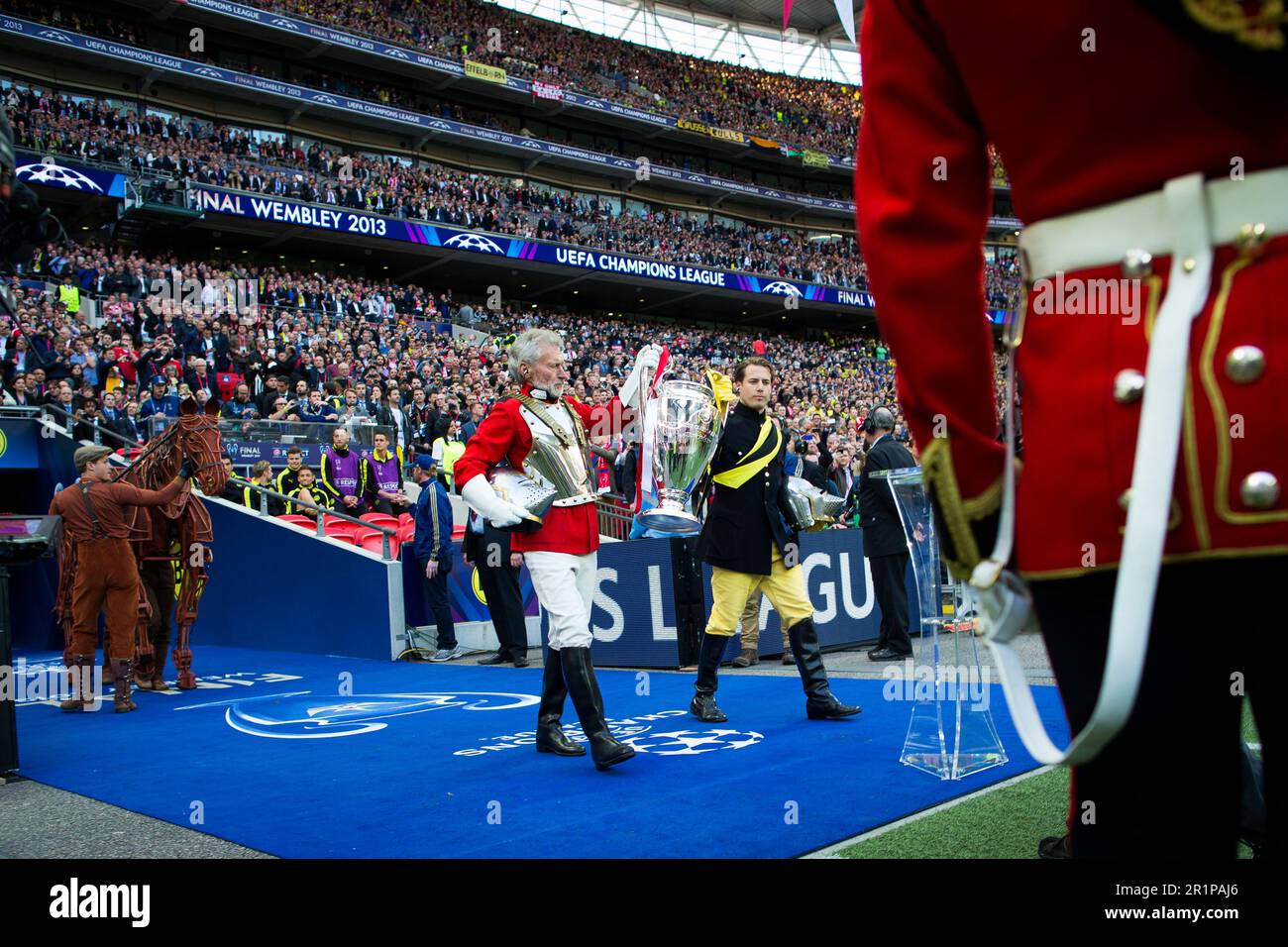 London, 25.05.2013, Wembley Paul Breitner in Ritterrüstung  -  im Hintergrund Lars Ricken  Borussia Dortmund - FC Bayern München Champions League Fina Stock Photo