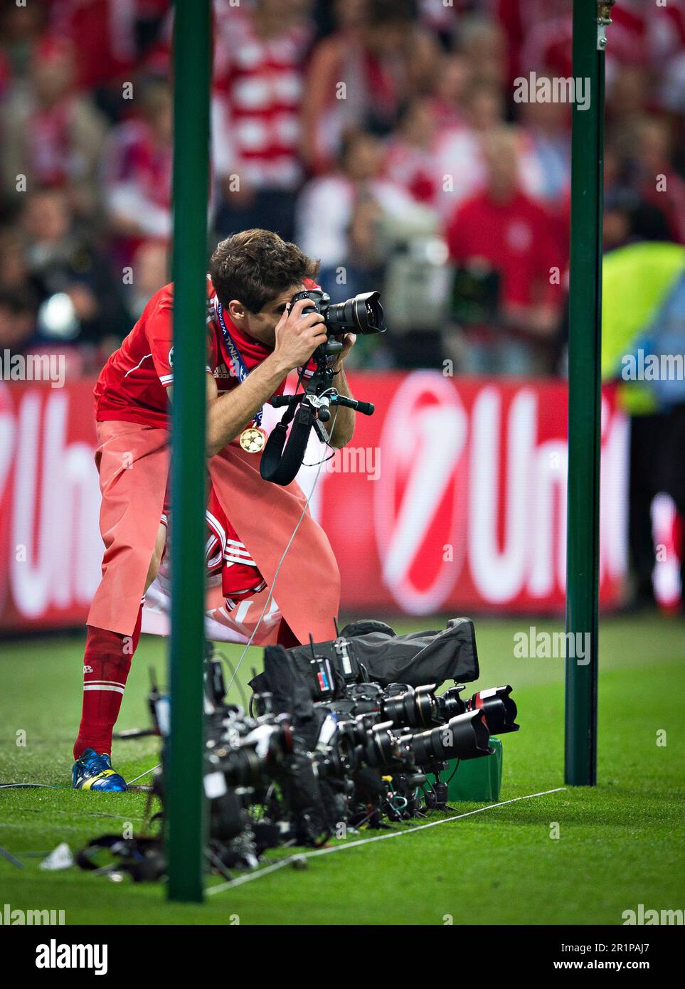London, 25.05.2013, Wembley MŸnchener Schlussjubel: Javi Martinez (FCB) fotografiert mit einer Nikon Kamera Borussia Dortmund - FC Bayern MŸnchen Cham Stock Photo