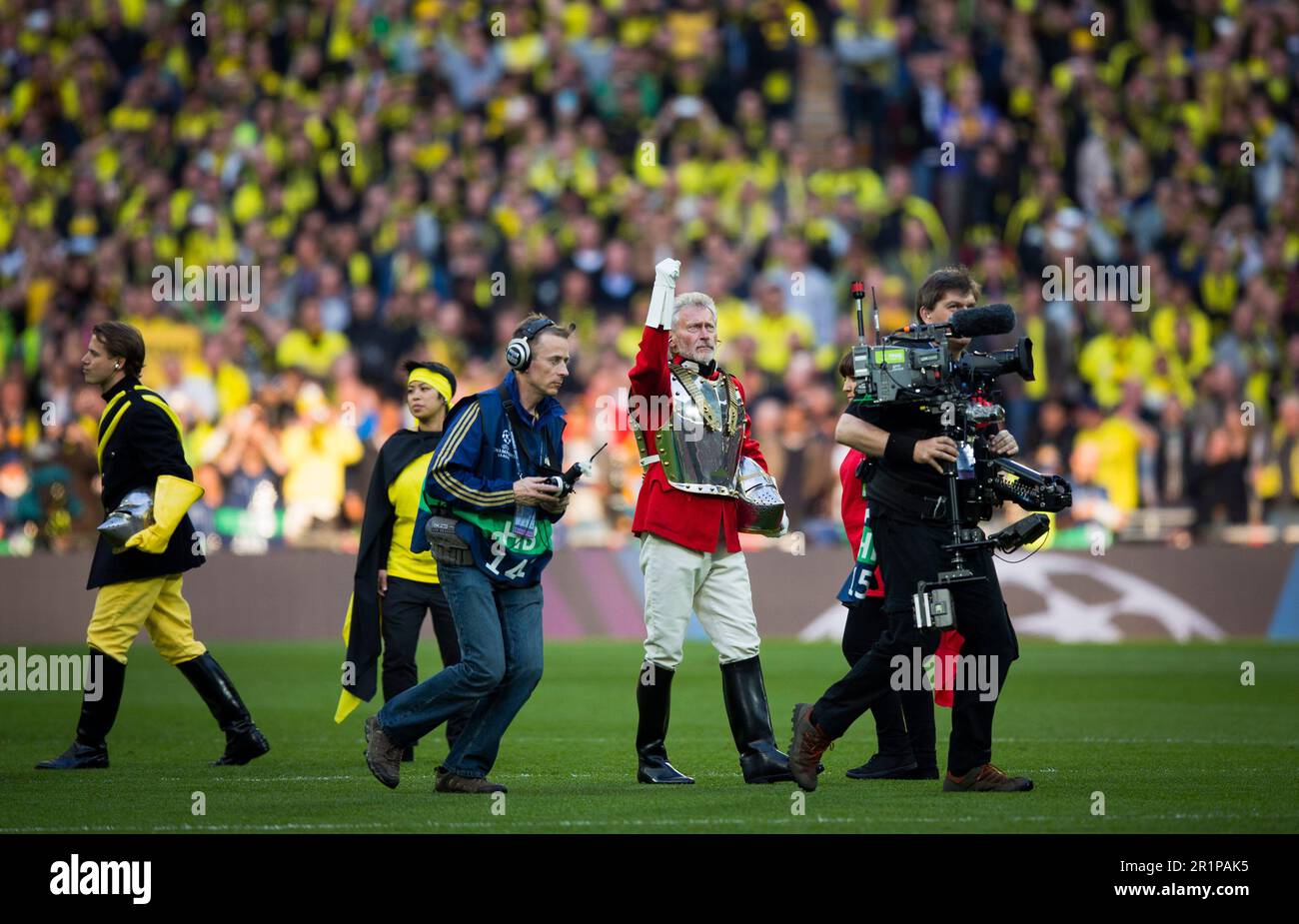 London, 25.05.2013, Wembley Paul Breitner in Ritterrüstung  -  im Hintergrund Lars Ricken  Borussia Dortmund - FC Bayern München Champions League Fina Stock Photo