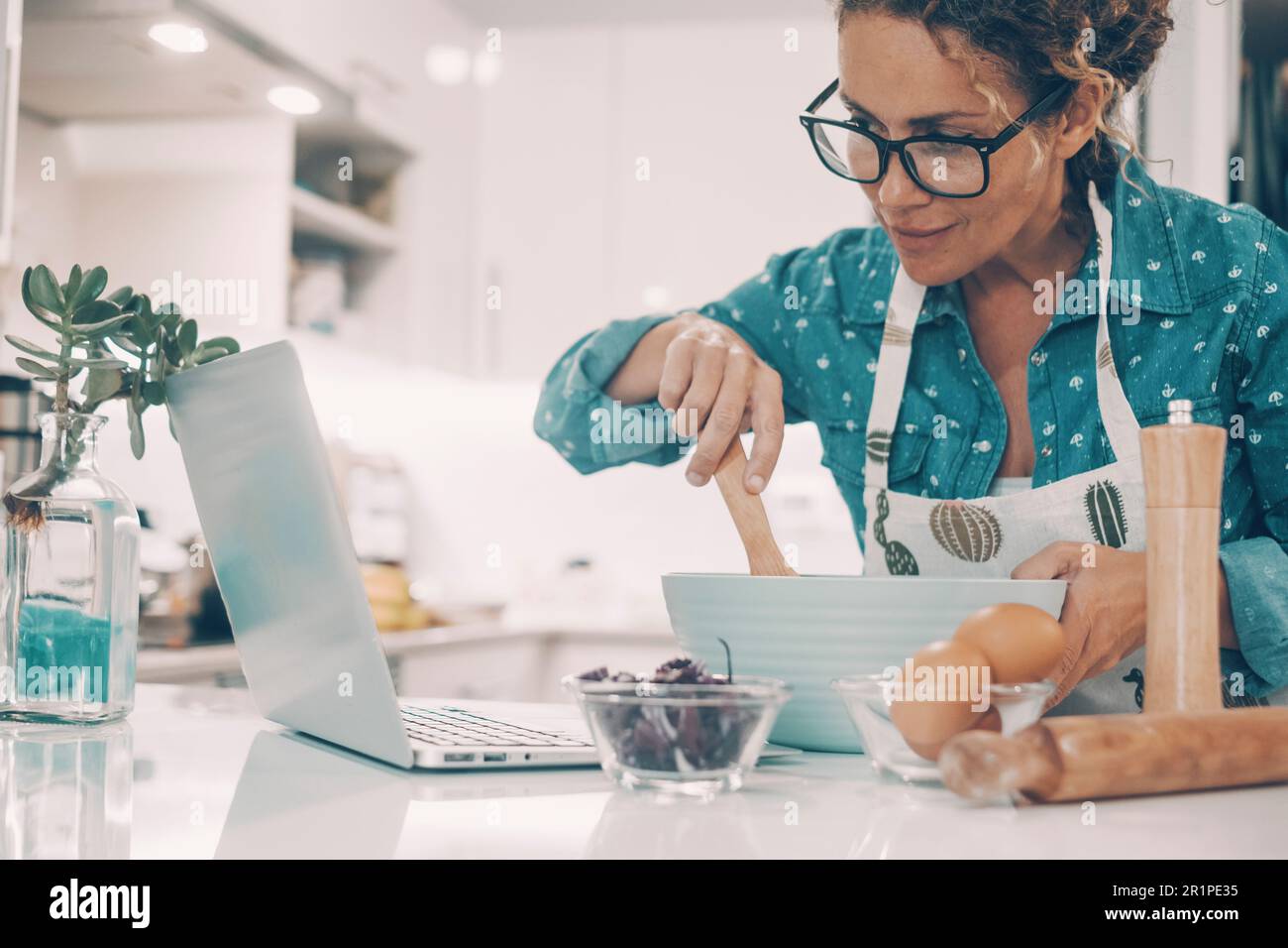 Woman cake bake instruction hi-res stock photography and images - Alamy