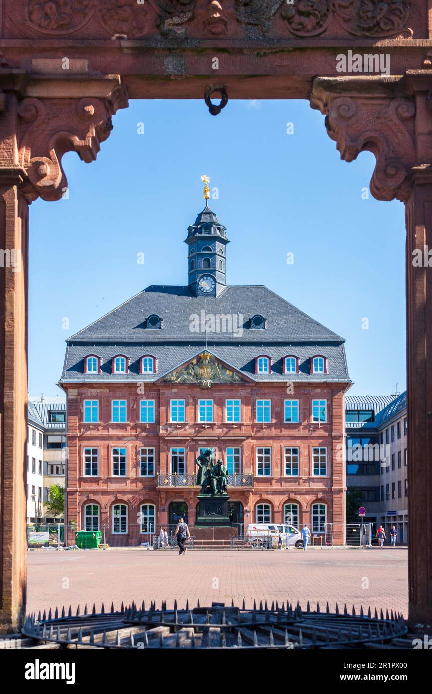 Monumento nazionale dei Fratelli Grimm nella parte anteriore del  Neustaedter town hall, Hanau, Hesse, Germania Foto stock - Alamy