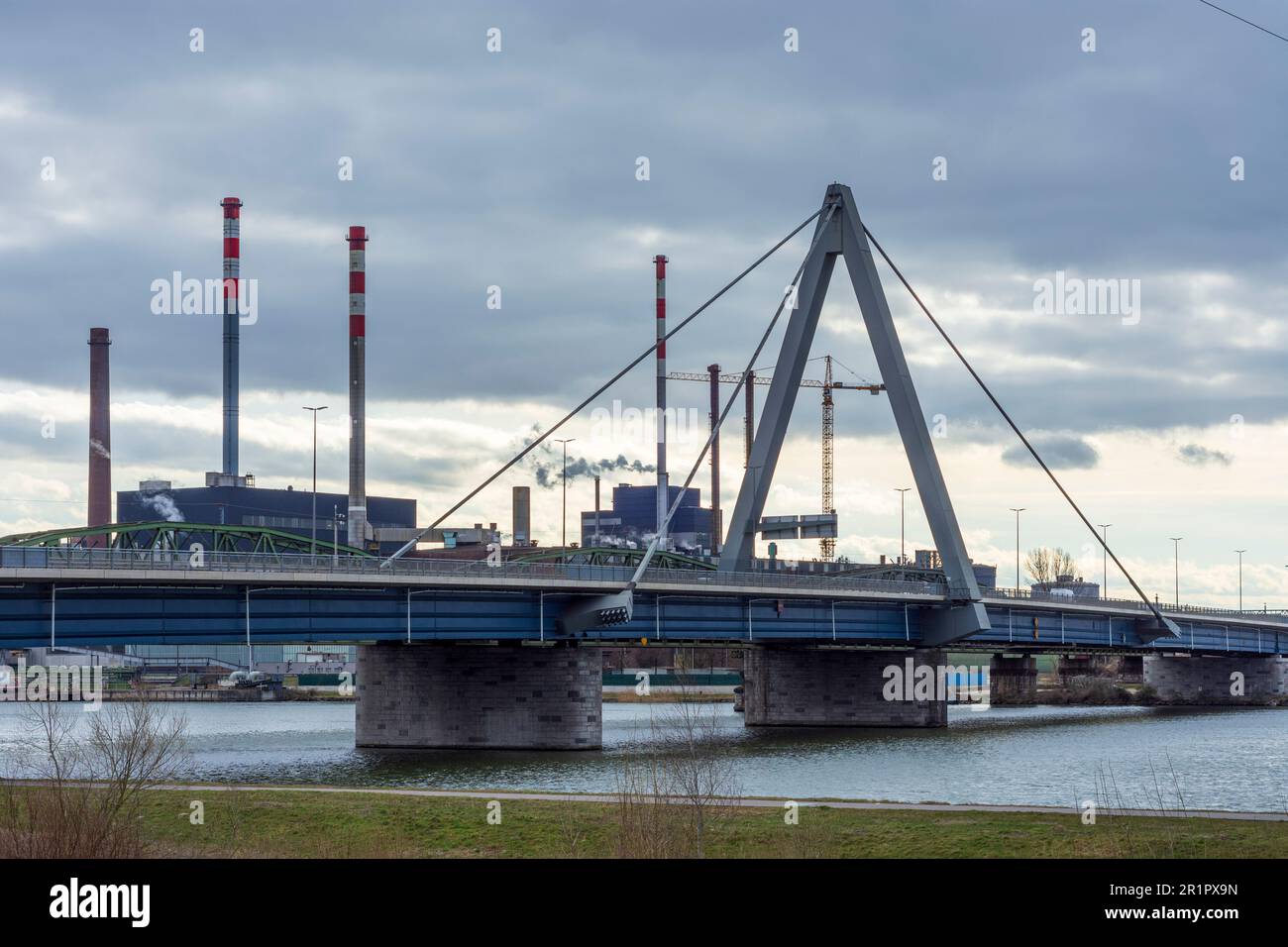 Linz, river Donau (Danube), road bridge Steyregger Brücke, Voestalpine steelworks in Zentralraum, Oberösterreich, Upper Austria, Austria Stock Photo
