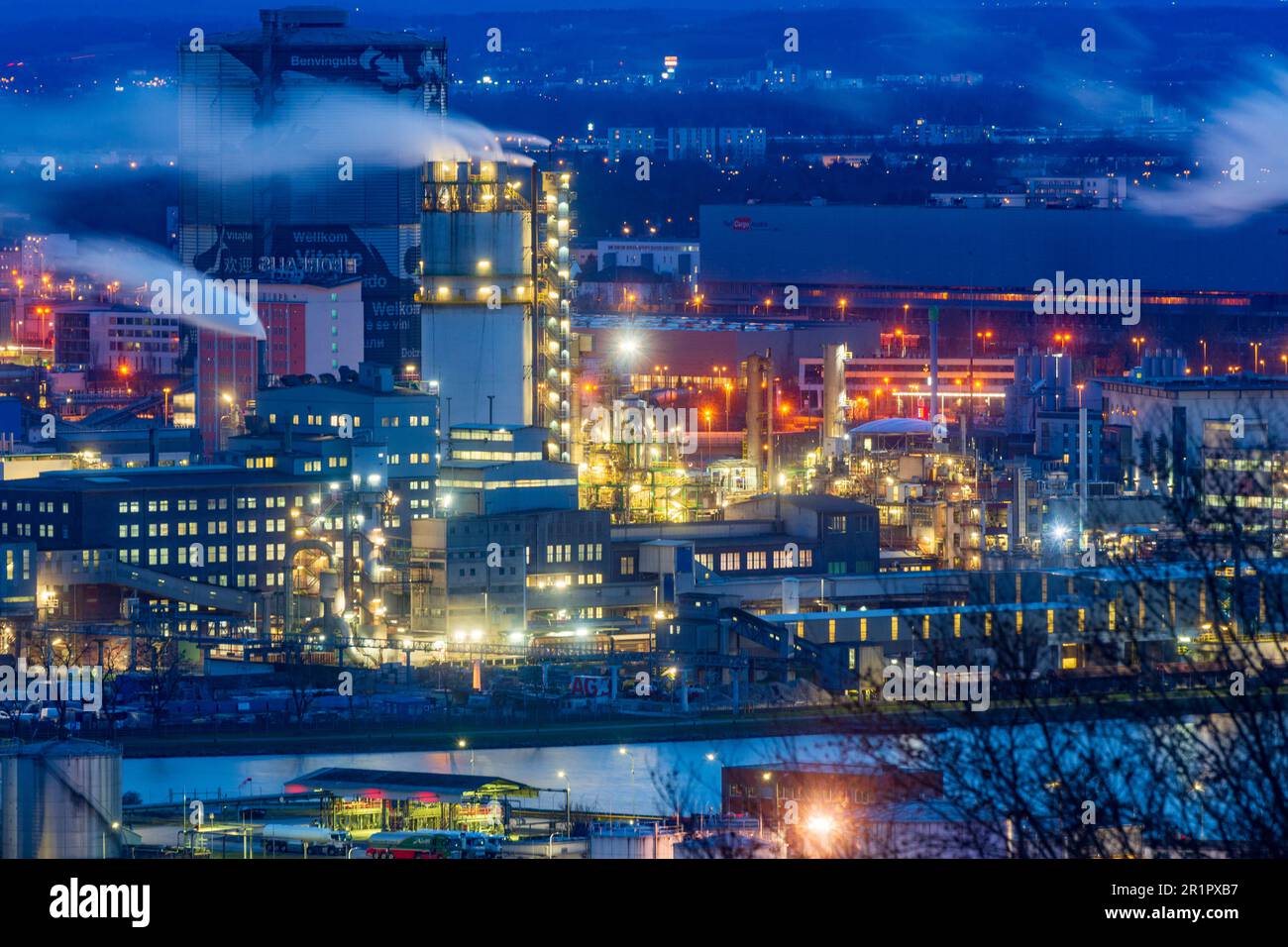 Linz, Voestalpine steelworks, Chemiepark Linz with company Borealis AG (front) in Zentralraum, Oberösterreich, Upper Austria, Austria Stock Photo