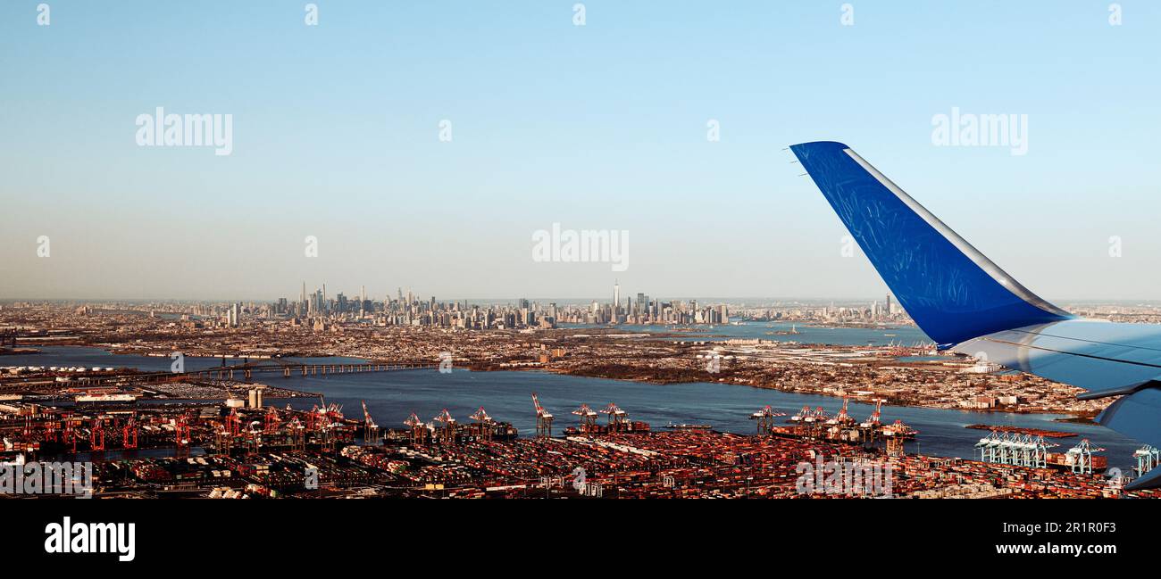 View from the plane approaching Manhattan Stock Photo
