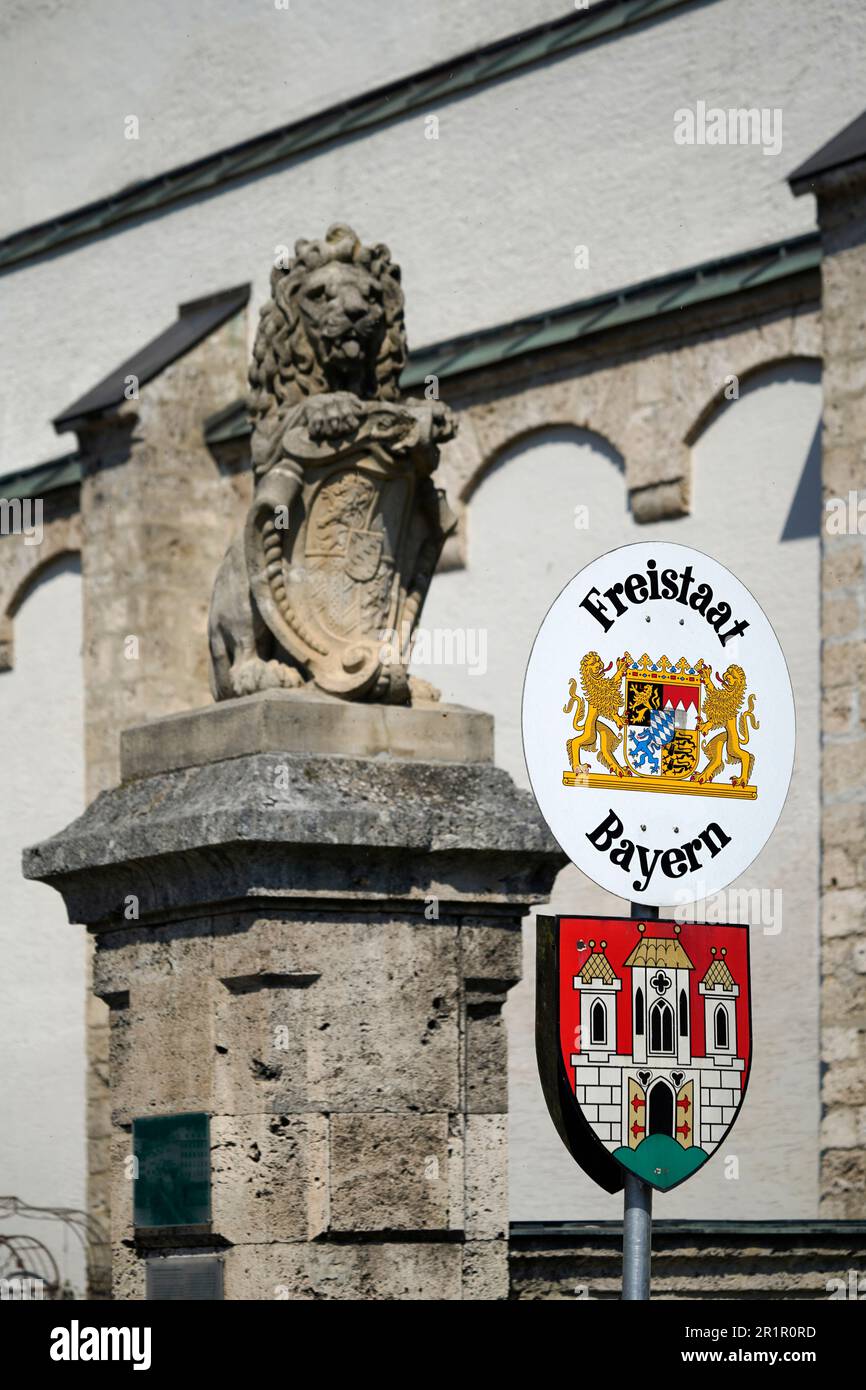 Germany, Bavaria, Upper Bavaria, Altötting county, Burghausen, border with Austria, Bavarian lion, stone figure, border signs with coat of arms of the Free State of Bavaria and city arms Burghausen Stock Photo