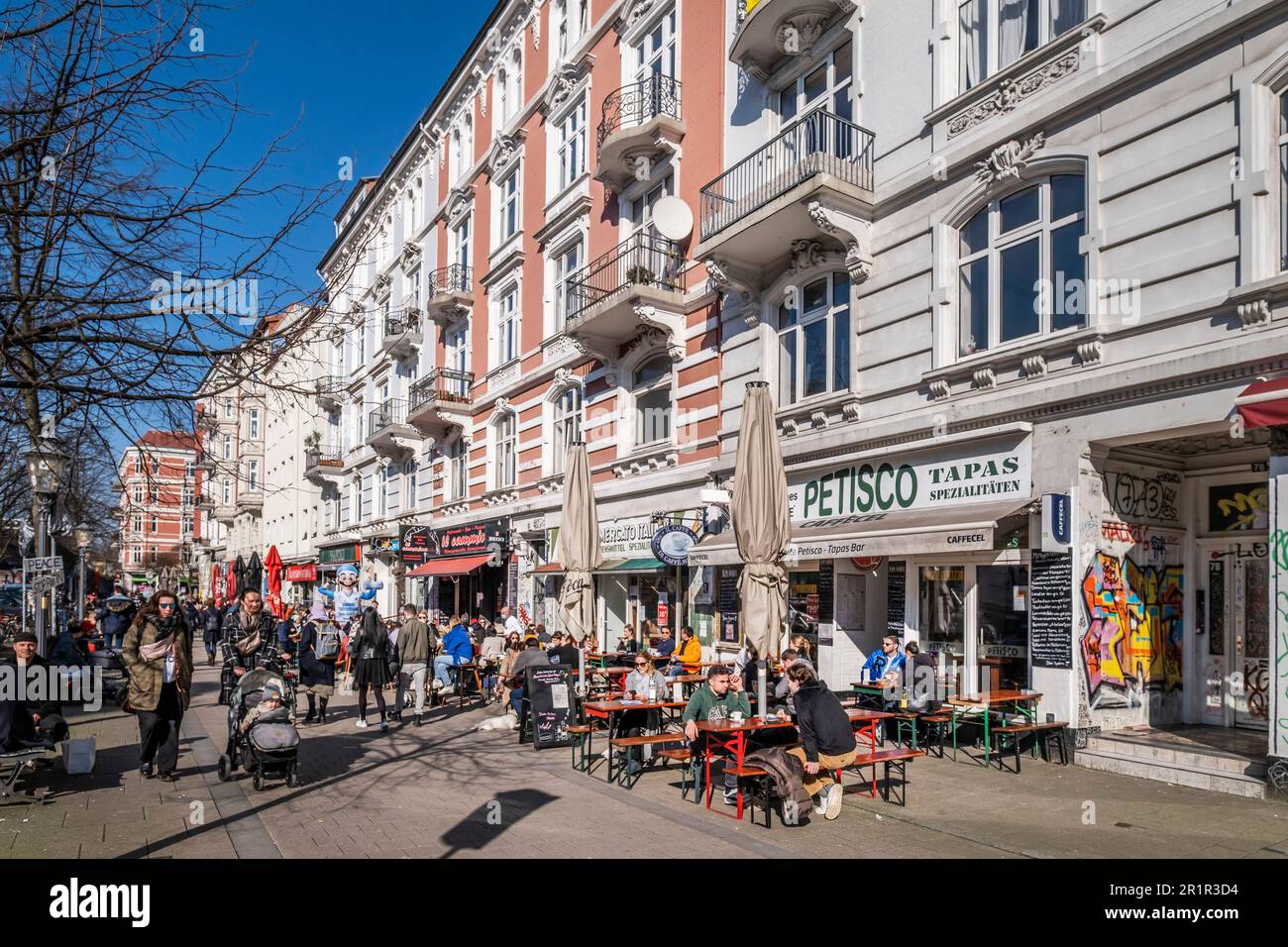 People sitting in the sun in Schanzenviertel in Hamburg St. Pauli, Hamburg, Northern Germany, Germany, Europe Stock Photo