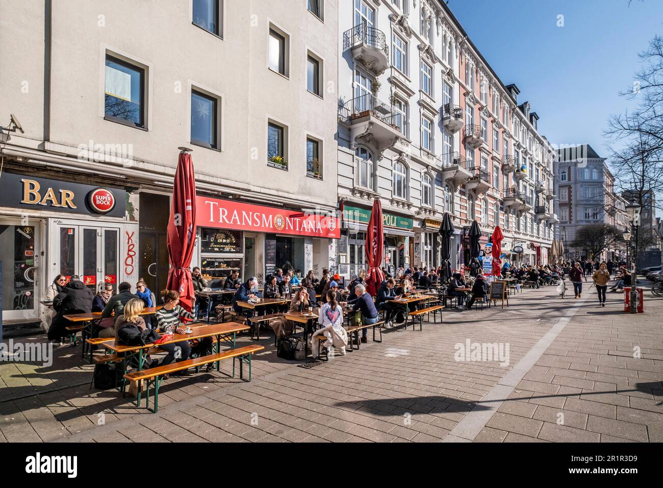 People sitting in the sun in Schanzenviertel in Hamburg St. Pauli, Hamburg, Northern Germany, Germany, Europe Stock Photo