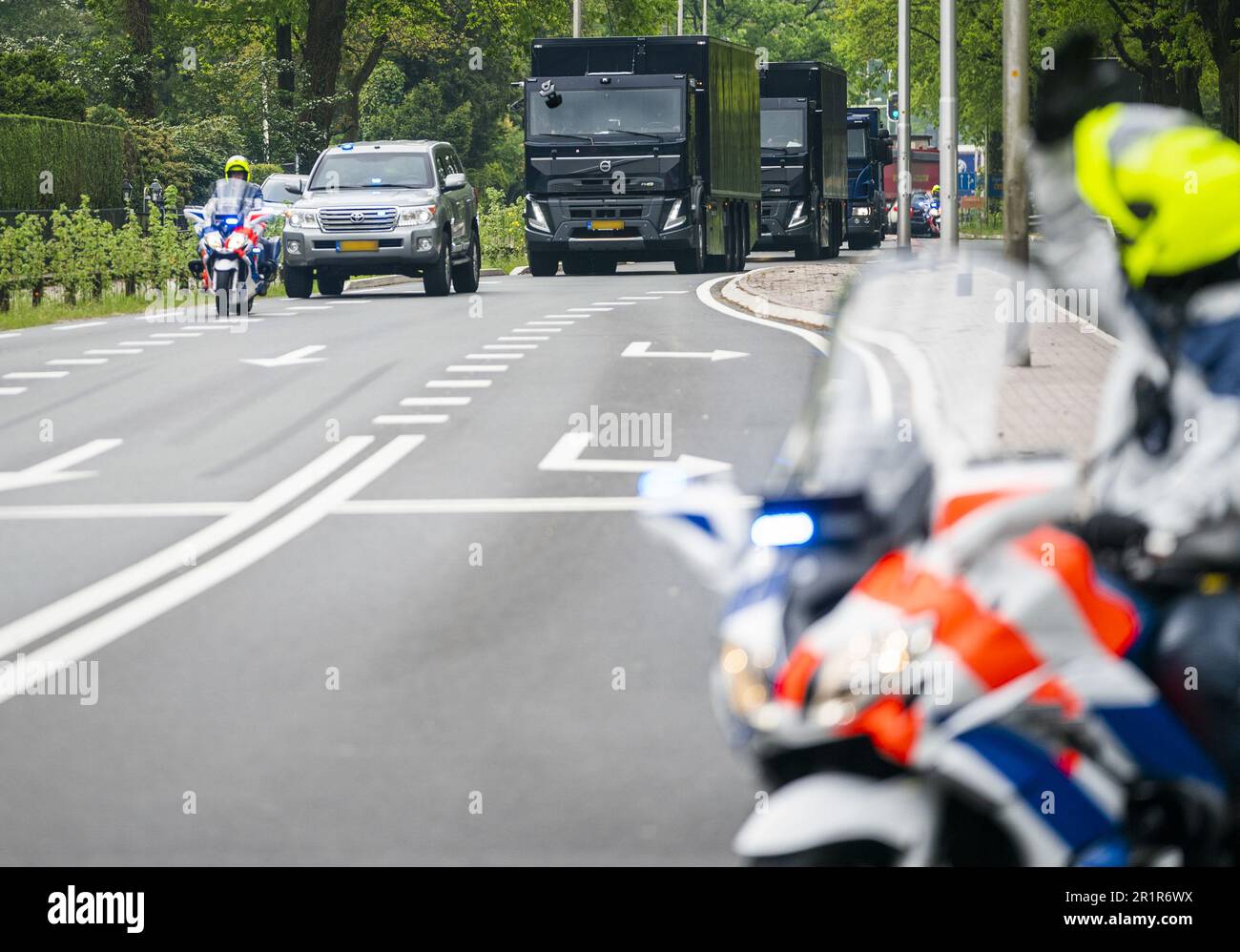 zeist-secure-transport-arrives-at-de-nederlandsche-bank-dnb-the