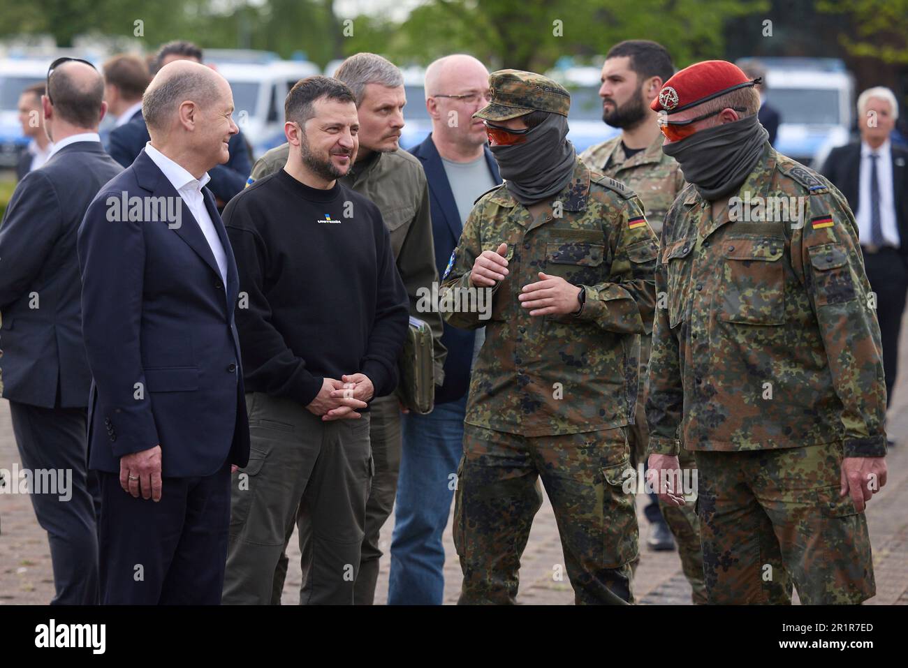 Aachen, Germany. 14th May, 2023. German Chancellor Olaf Schotz, left, and Ukrainian President Volodymyr Zelenskyy, 2nd left, watch a demonstration during a visit to Camp Aachen, May 14, 2023 in Aachen, Germany. The Germany Army is training Ukrainian soldiers on military hardware provided by Germany at the base. Credit: Pool Photo/Ukrainian Presidential Press Office/Alamy Live News Stock Photo