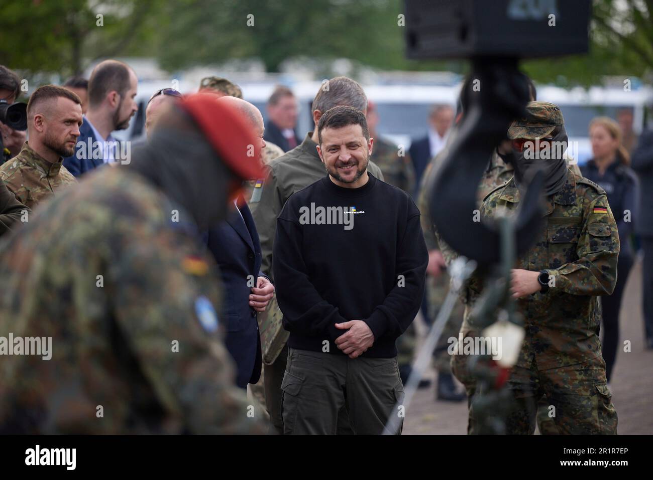 Aachen, Germany. 14th May, 2023. Ukrainian President Volodymyr Zelenskyy, center, watches a demonstration during a visit to Camp Aachen, May 14, 2023 in Aachen, Germany. The Germany Army is training Ukrainian soldiers on military hardware provided by Germany at the base. Credit: Pool Photo/Ukrainian Presidential Press Office/Alamy Live News Stock Photo