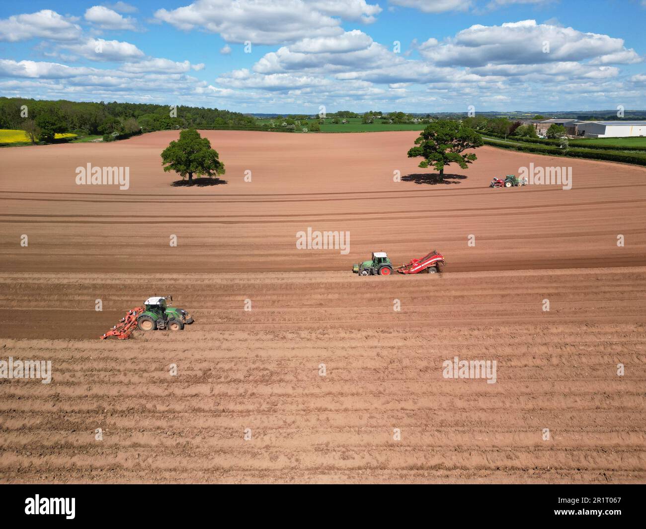 Pembridge, Herefordshire, UK - Monday 15th May 2023 - UK Weather - Farmers take advantage of the good weather and dry conditions to plough fields in preparation for late season potatoes in rural Herefordshire. The forecast is for warm, sunny and dry weather ahead for the next few days with local temperatures up to 20c across much of Britain. Photo Steven May / Alamy Live News Stock Photo