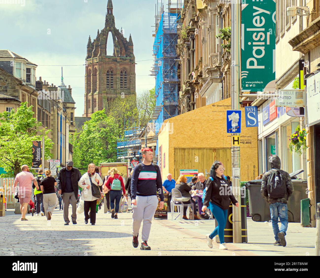 Glasgow, Scotland, UK 15th May, 2023. UK Weather Warm in the city centre saw locals take to the