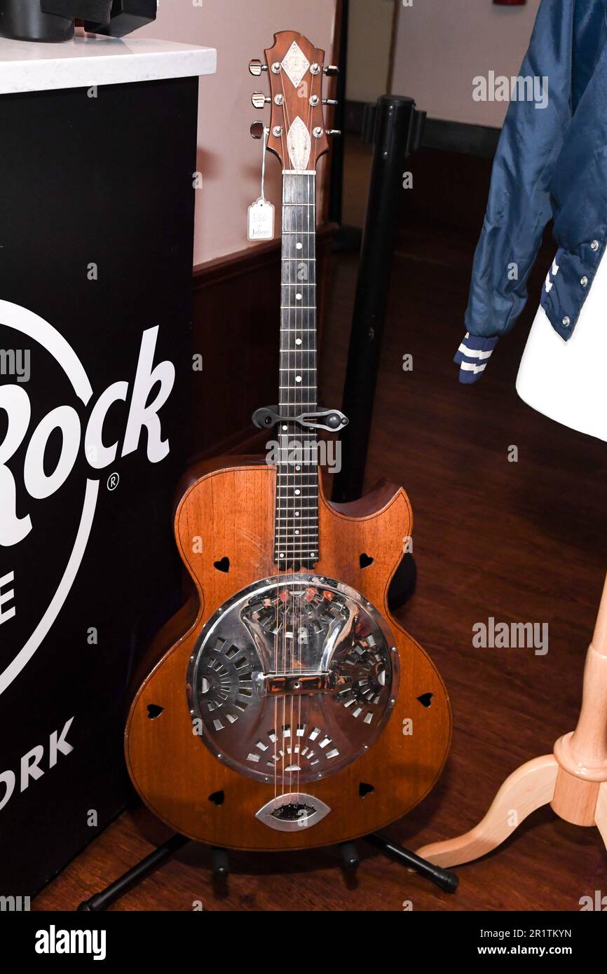 New York, USA. 15th May, 2023. Ronnie Lane photo- and video-matched stage-played 1971 Zemaitis Custom Resonator Guitar (with magazines), est. $40,000-60,000, is previewed before auction at the Hard Rock Cafe in New York, NY on May 15, 2023. Julien's Auctions will present over 1,200 pieces of rock and roll history at 'Music Icons' auctions from May 19-21. (Photo by Efren Landaos/Sipa USA) Credit: Sipa USA/Alamy Live News Stock Photo