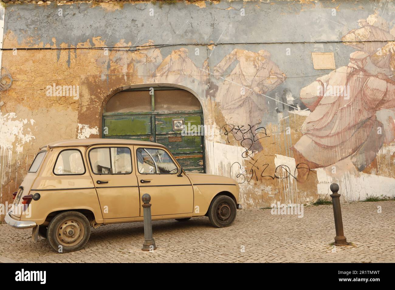 Old Renault car parked in front of a mural, Old Town, Lagos, Algarve, Portugal Stock Photo