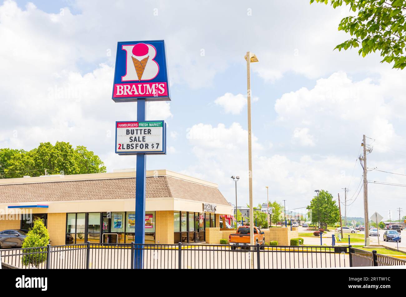 Fayetteville, AR - May 2023: Braum's Restaurant exterior with sign and trademark logo. Braum's is a chain of family owned restaurants in the United St Stock Photo