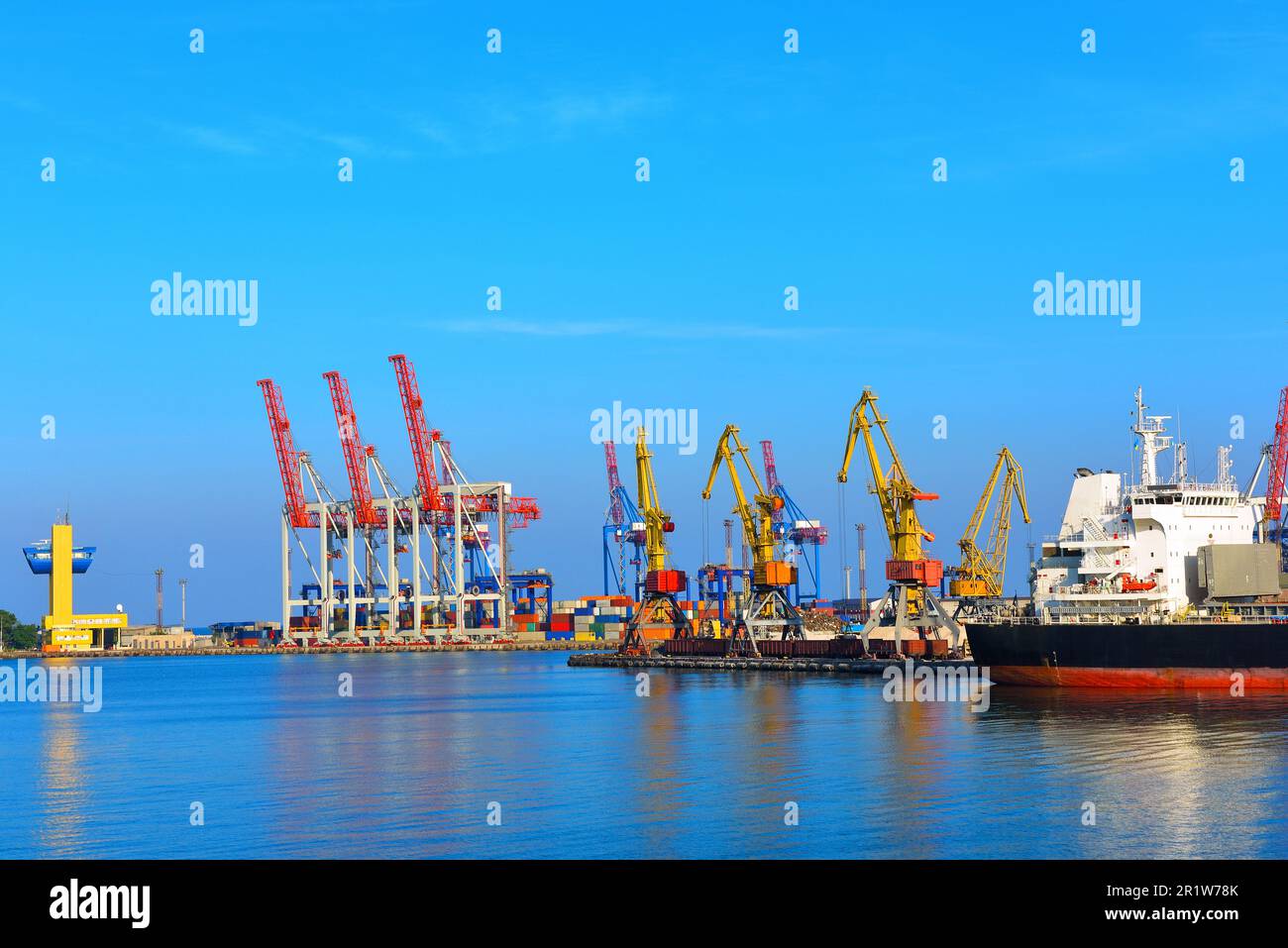 Container bridges in the port of Odessa Stock Photo - Alamy
