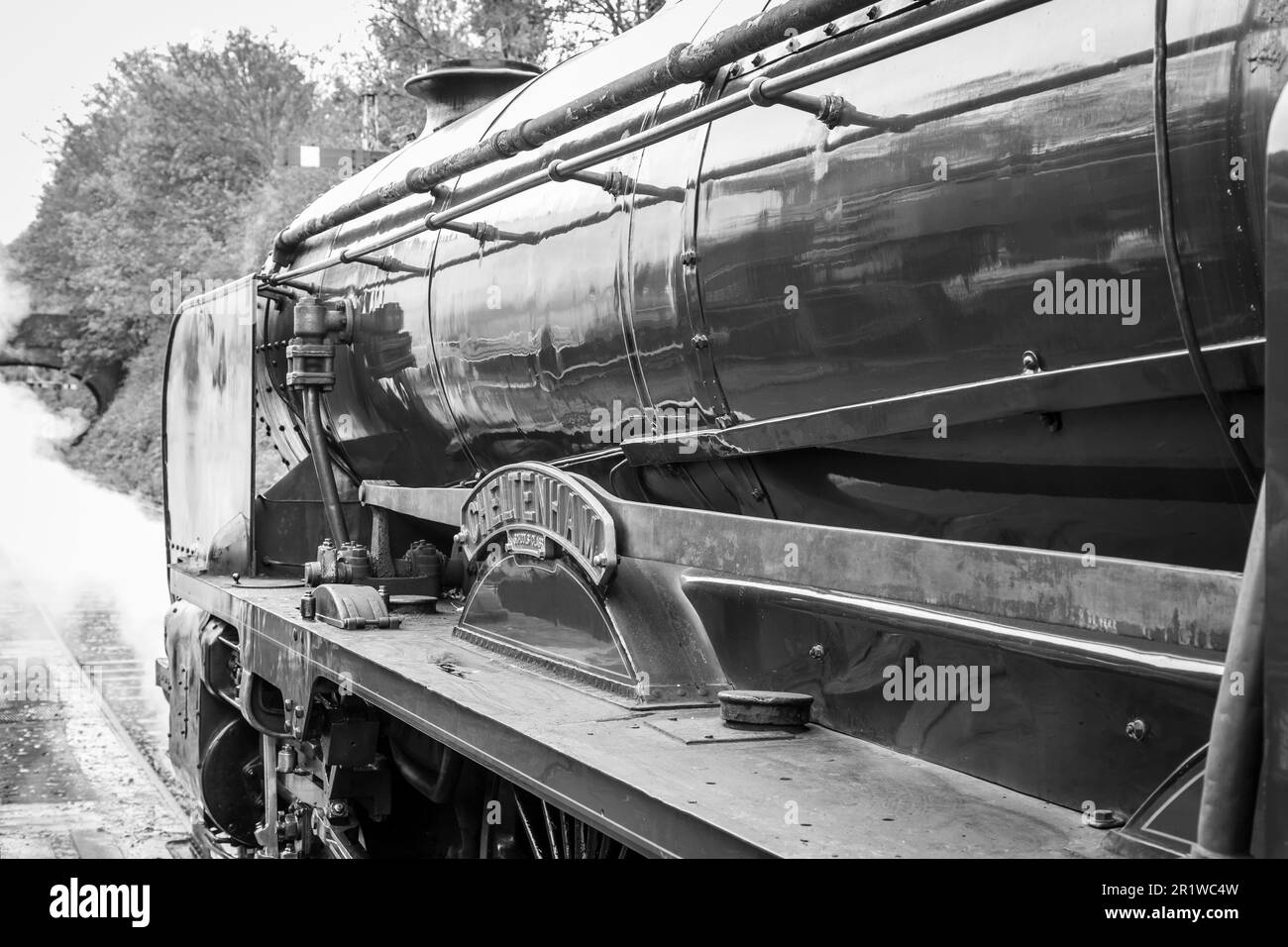 BR 'Schools' 4-4-0 No. 30925 'Cheltenham' waits at Alresford station on the Mid-Hants Railway, Hampshire Stock Photo