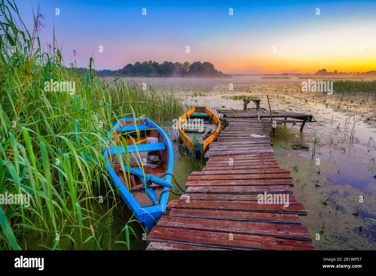 Boats on lake morning hi-res stock photography and images - Alamy