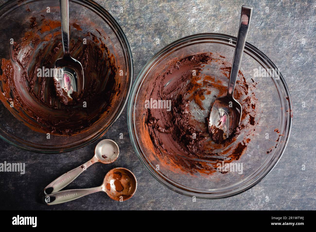 https://c8.alamy.com/comp/2R1WTWJ/glass-mixing-bowls-used-to-make-cocoa-paste-dirty-mixing-bowls-and-spoons-used-with-chocolate-paste-2R1WTWJ.jpg