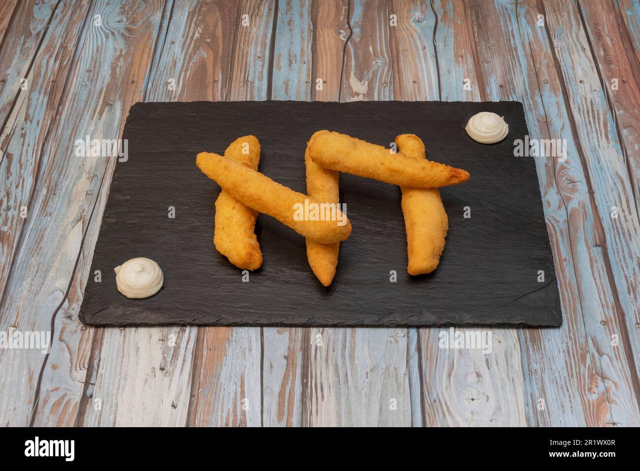 Chicken strips or sticks also called in English fingers, 'fingers' and tenders, 'tender' are a