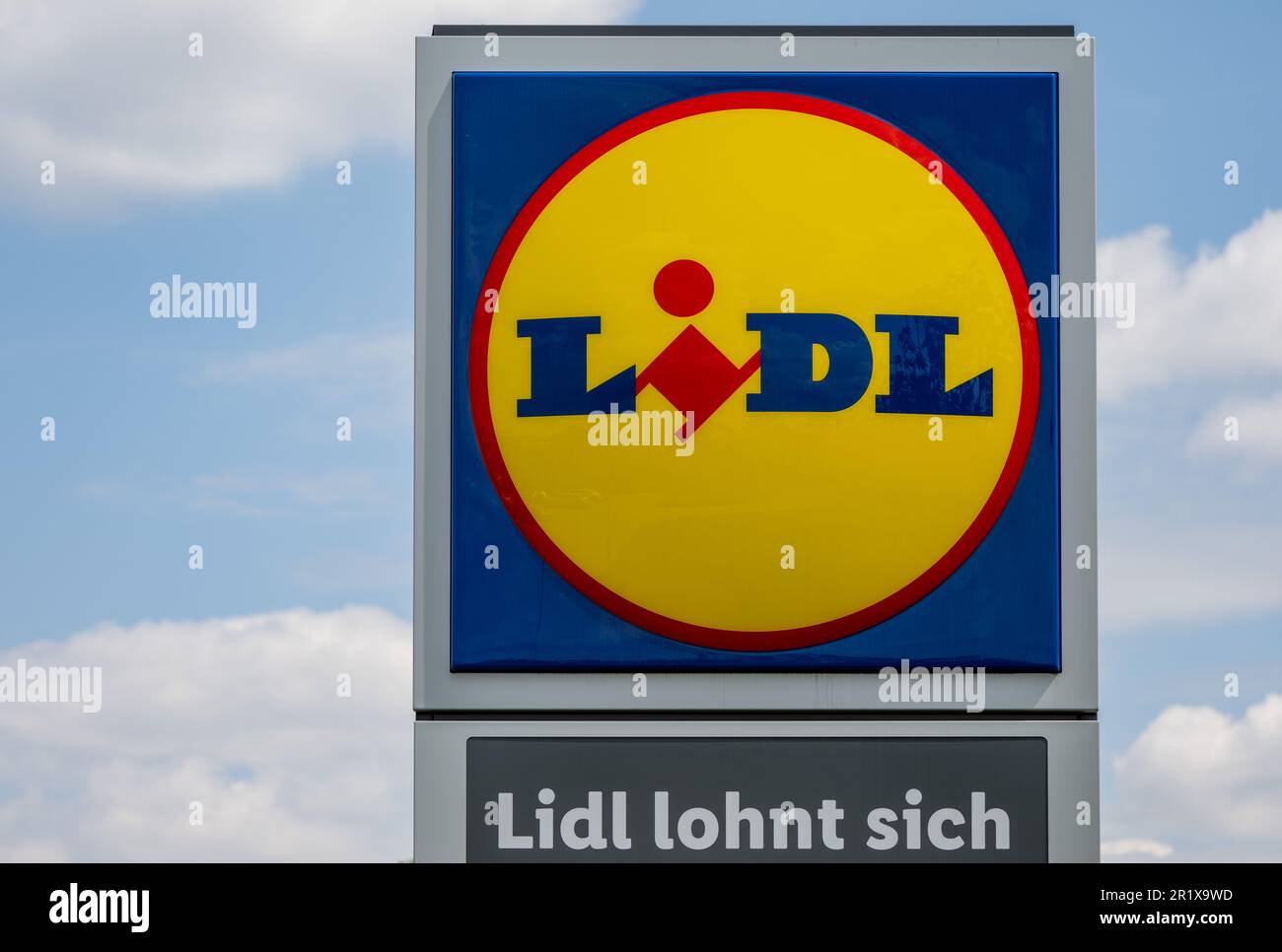 Leipzig, Germany. 15th May, 2023. A stele with the logo of the discounter  Lidl stands in front of a branch in Leipzig. The discounter is now  celebrating its 50th birthday. The first