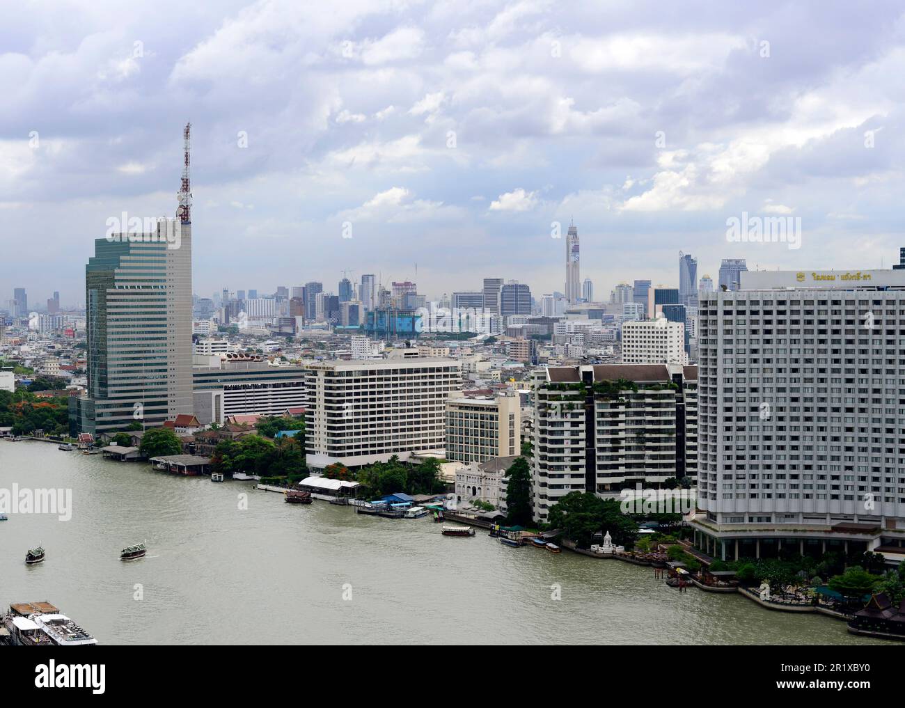 Barges and boats on the Chao Phraya river in Bangkok, Thailand Stock ...