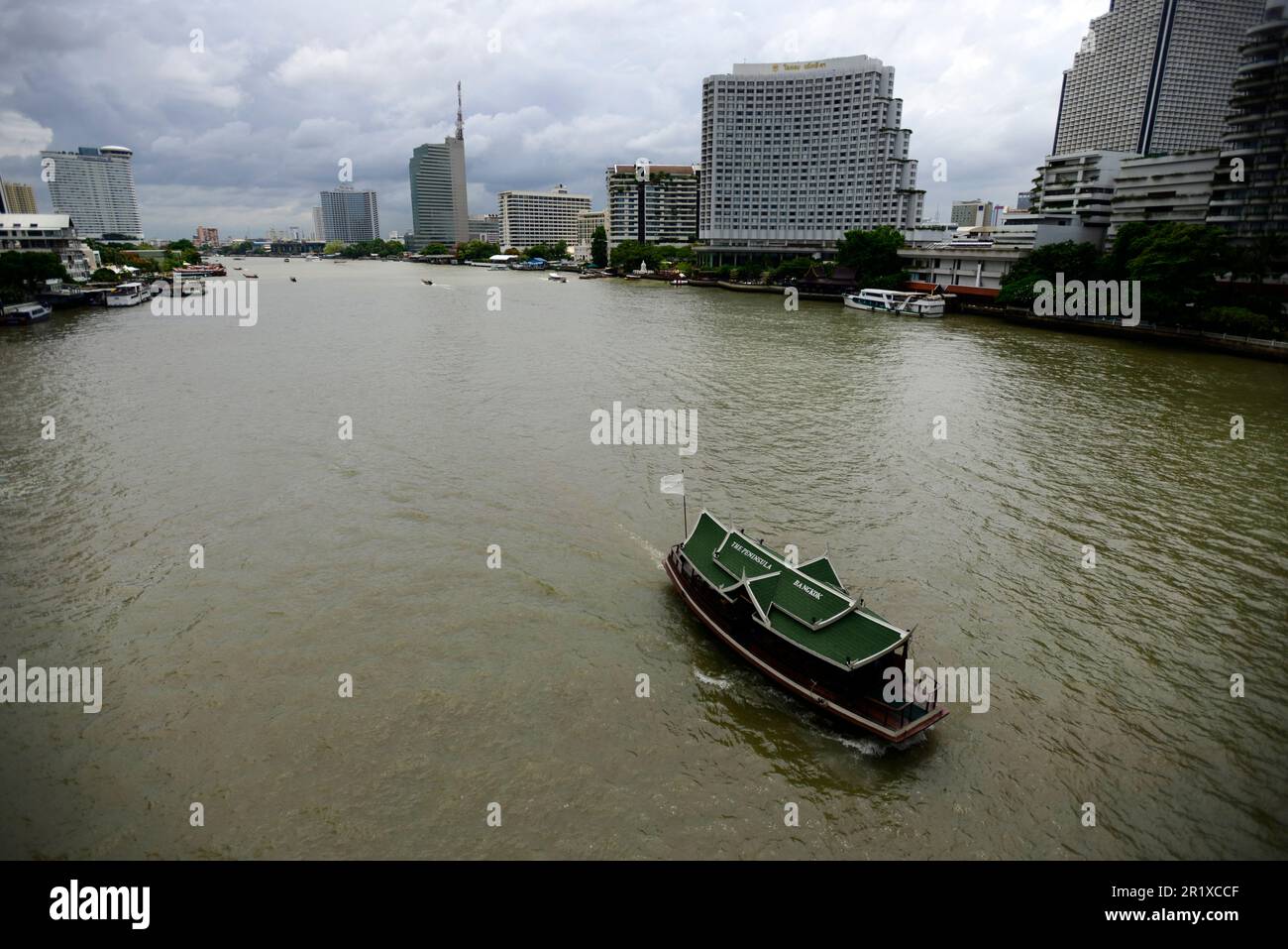 Barges and boats on the Chao Phraya river in Bangkok, Thailand Stock ...