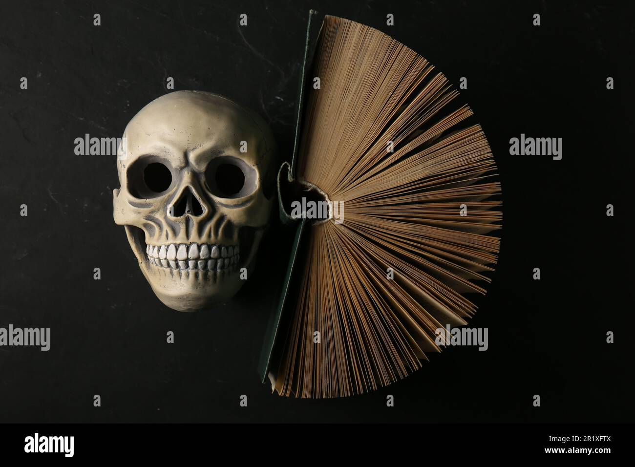 Dare syndrom I mængde Human skull and old book on black table, top view Stock Photo - Alamy