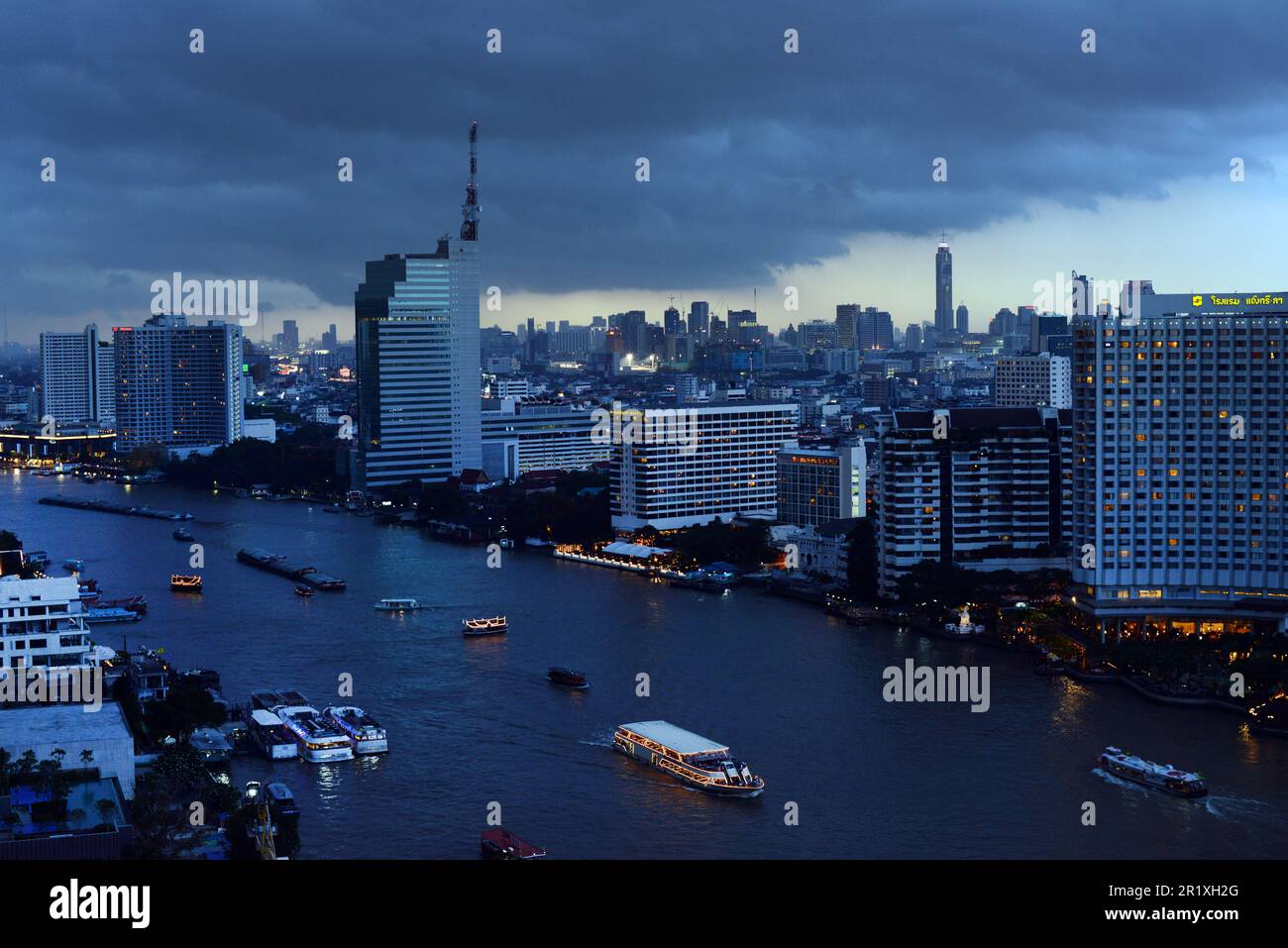A view of the Chao Phraya river and skyline of Bangkok, Thailand Stock ...