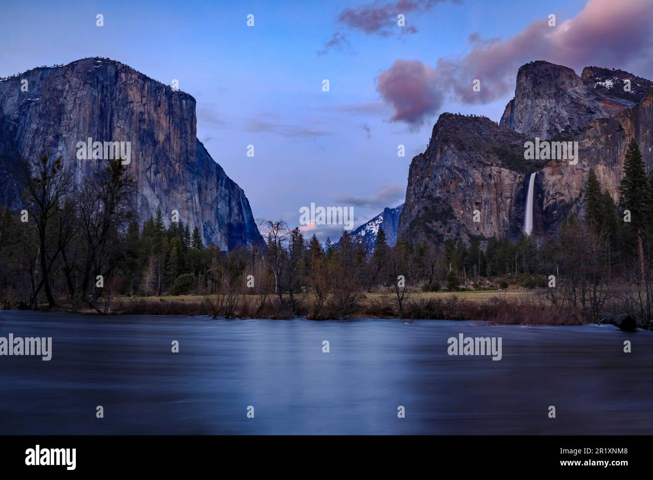 Scenic sunset view of the famous Yosemite Valley in the Yosemite ...