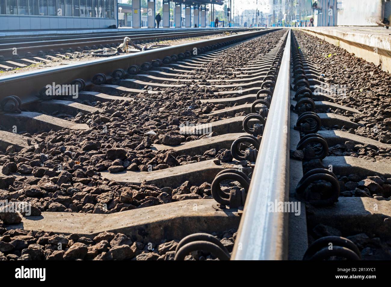 Treinsein Rails rails with sleepers at the railway station for trains Stock Photo - Alamy