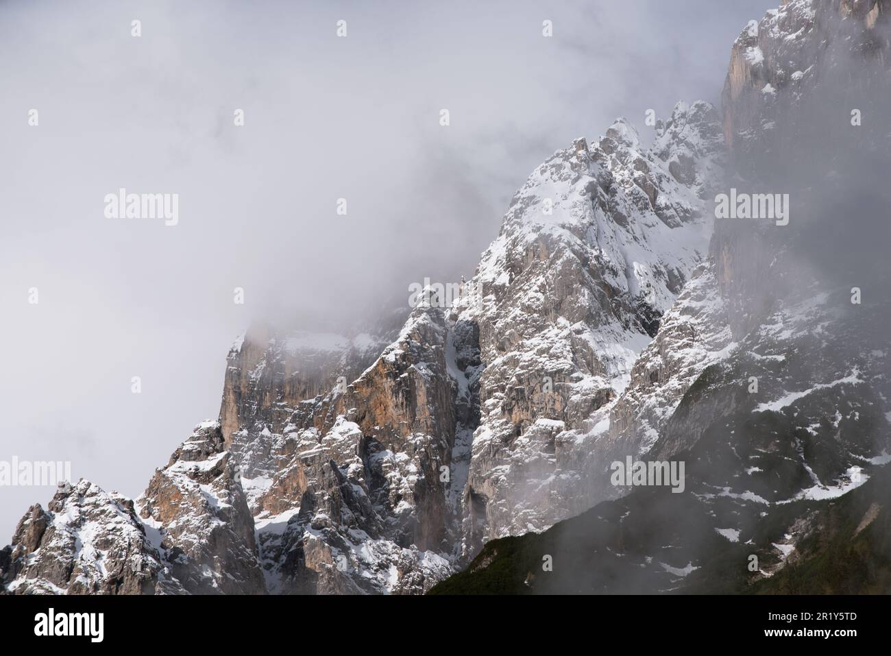le montagne delle dolomiti in primavera coperte da nuvole Stock Photo