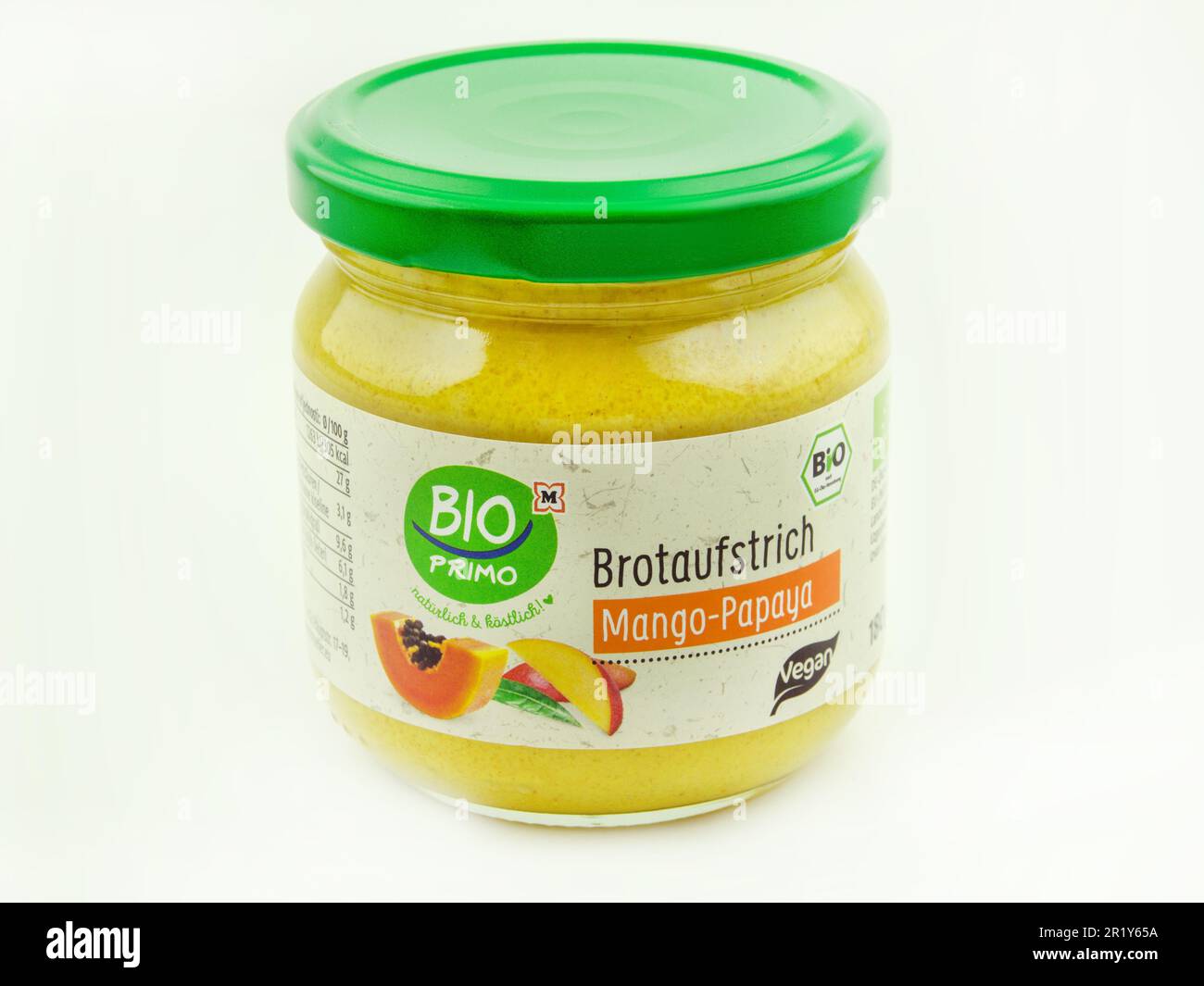 Müller Veganer Mango Papya Brotaufstrich im Glas Hintergrund weiß Stock ...