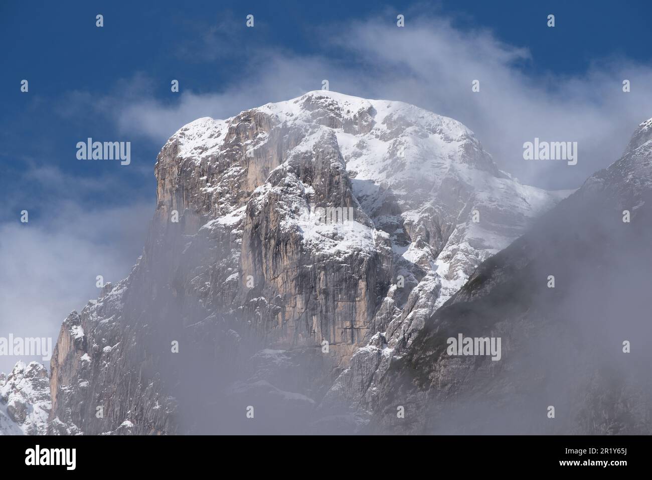 le montagne delle dolomiti in primavera coperte da nuvole Stock Photo