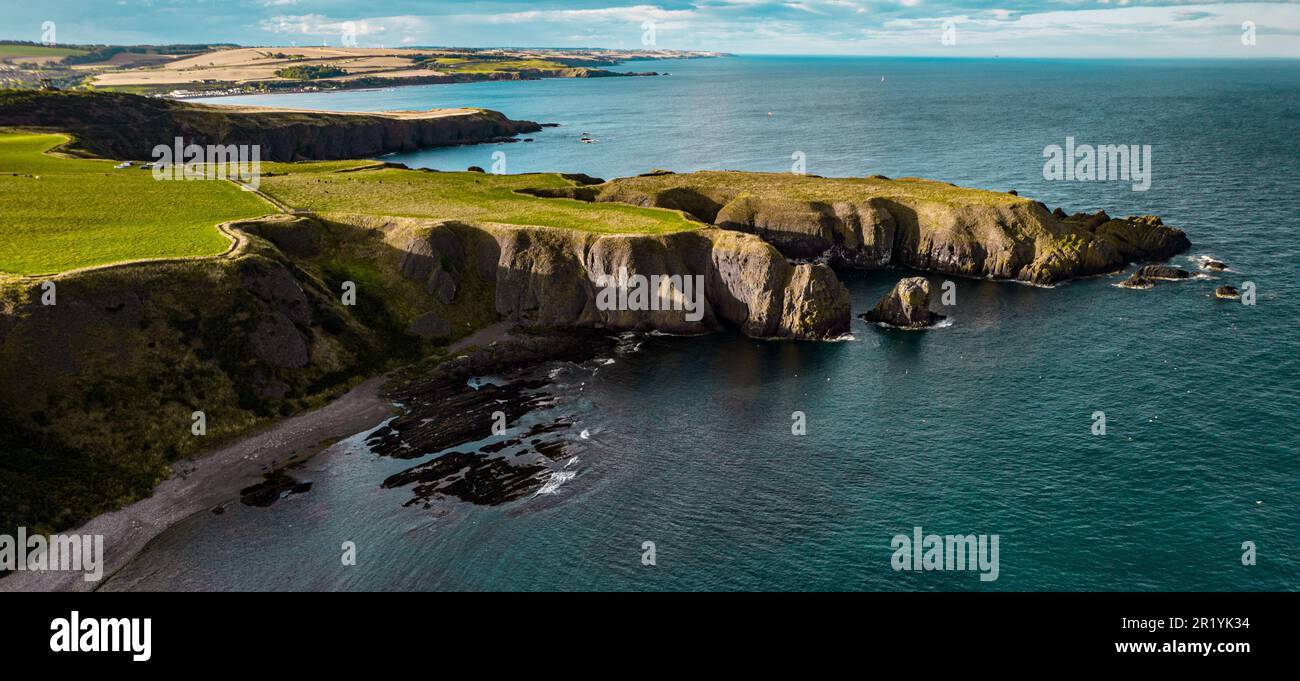 View of the coast of the sea near Dunnottar Castle, high red stone cliffs near Stonehaven (aberdeenshire) Scotland Stock Photo