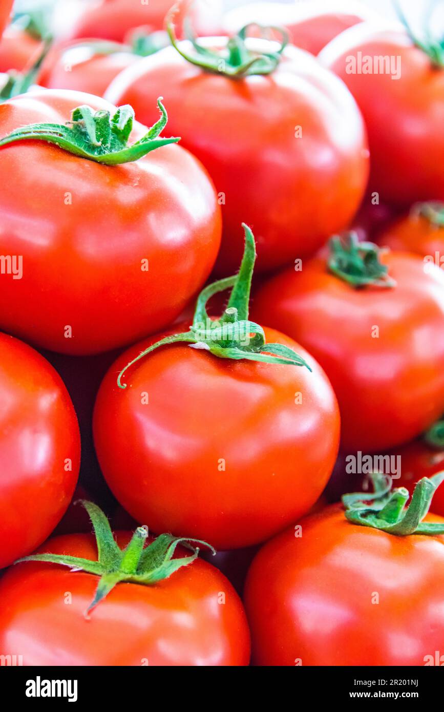 Fresh organic tomatoes on the street market stall Stock Photo - Alamy