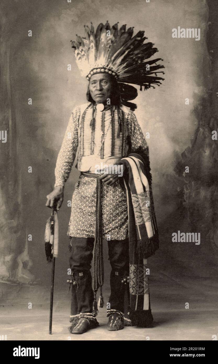 Chief with feather headdress from the Arapahoe tribe, after a picture by F.A.Rinehart, 1899, Historic, digitally restored reproduction of an original from the period  /  Häuptling mit Federschmuck vom Stamm der Arapahoe, nach einem Bild von F.A.Rinehart, 1899, Historisch, digital restaurierte Reproduktion einer Vorlage aus der damaligen Zeit Stock Photo