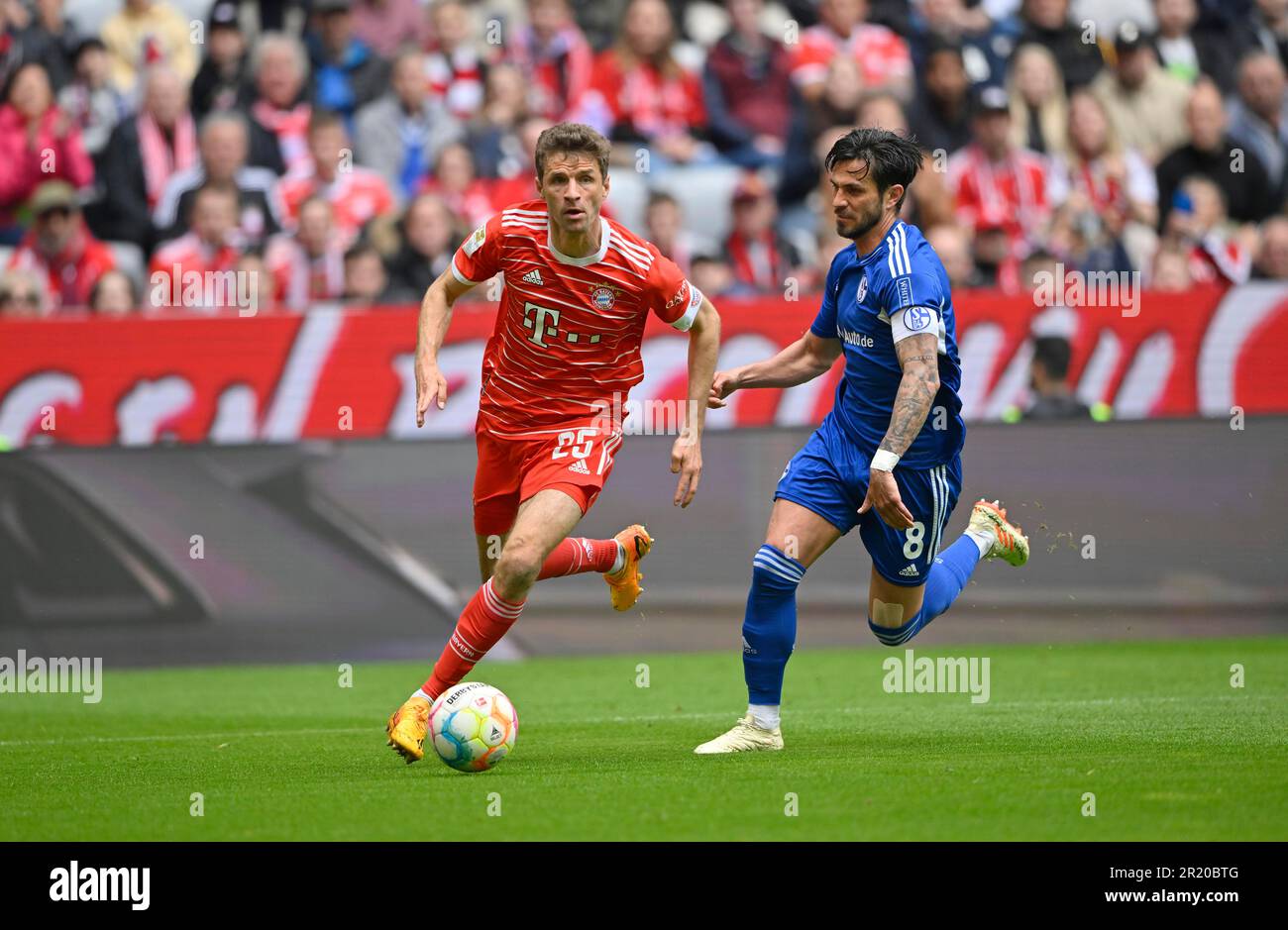 Thomas Mueller FC Bayern Muenchen FCB (25) vs Danny Latza FC Schalke 04