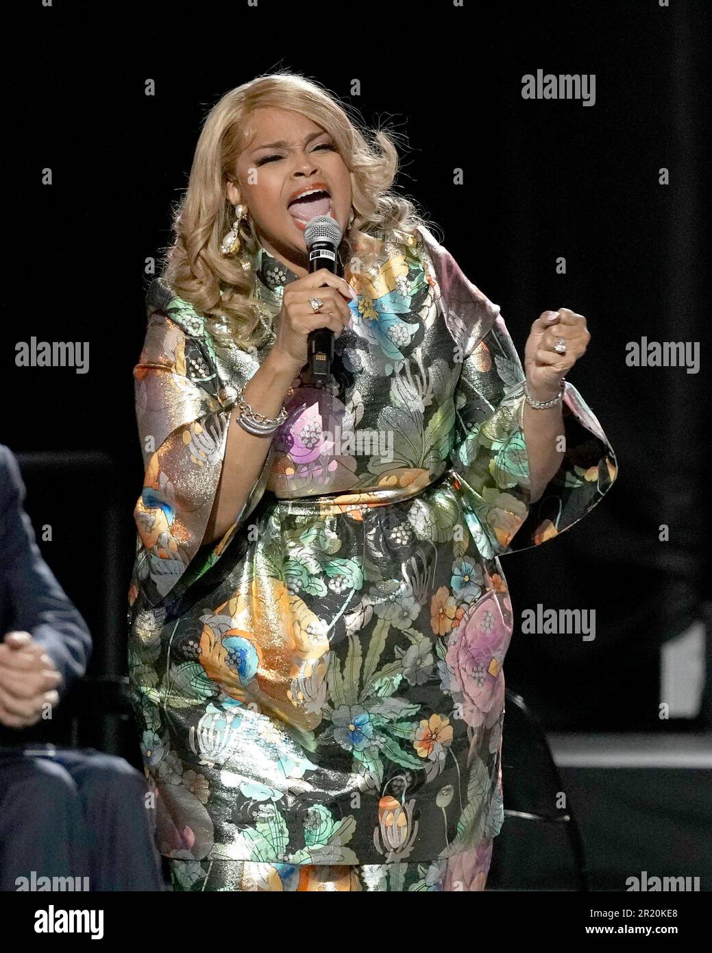 Karen Clark Sheard sings during the inauguration of Chicago Mayor elect
