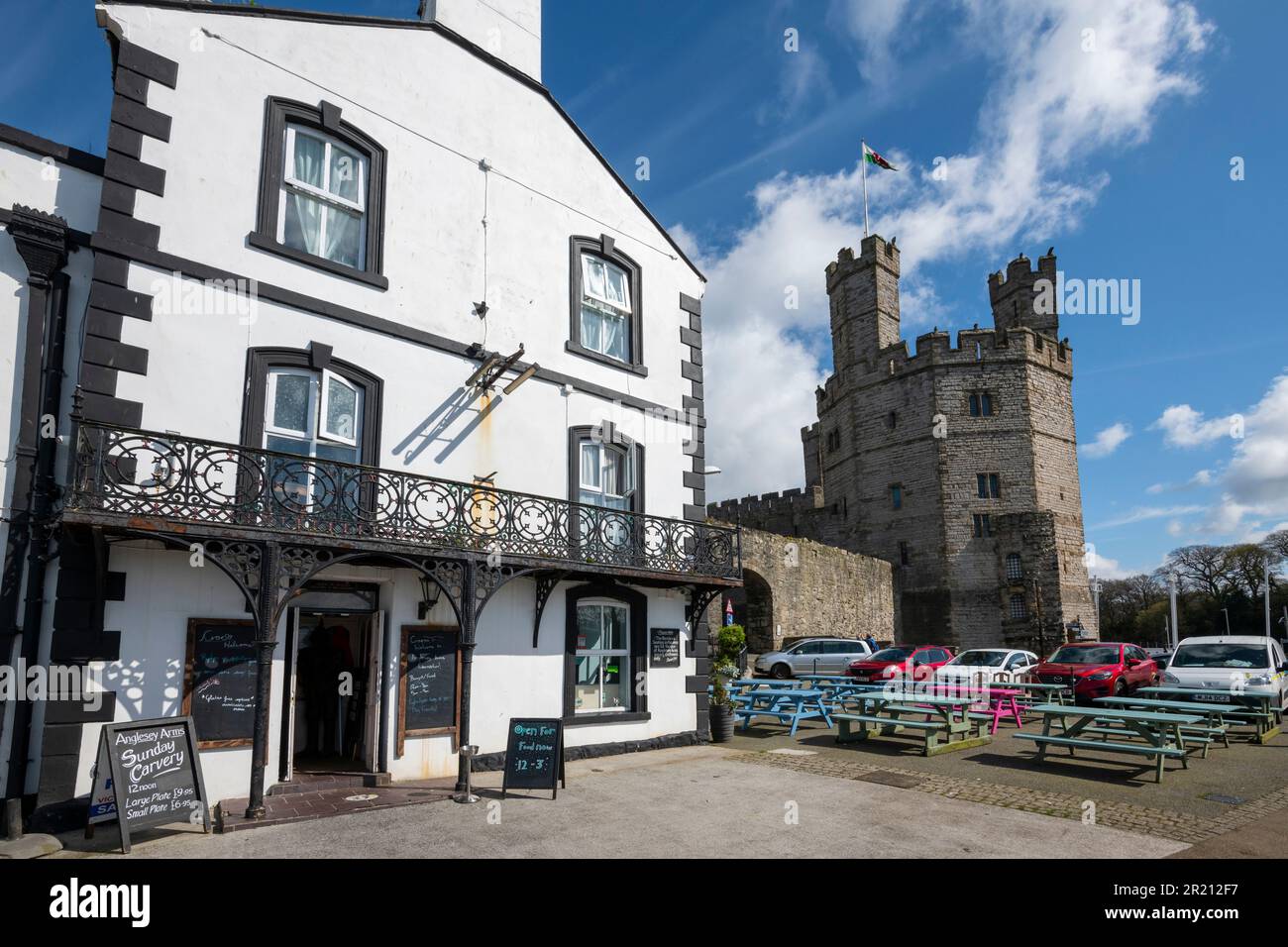 Pub and caernarfon castle hires stock photography and images Alamy