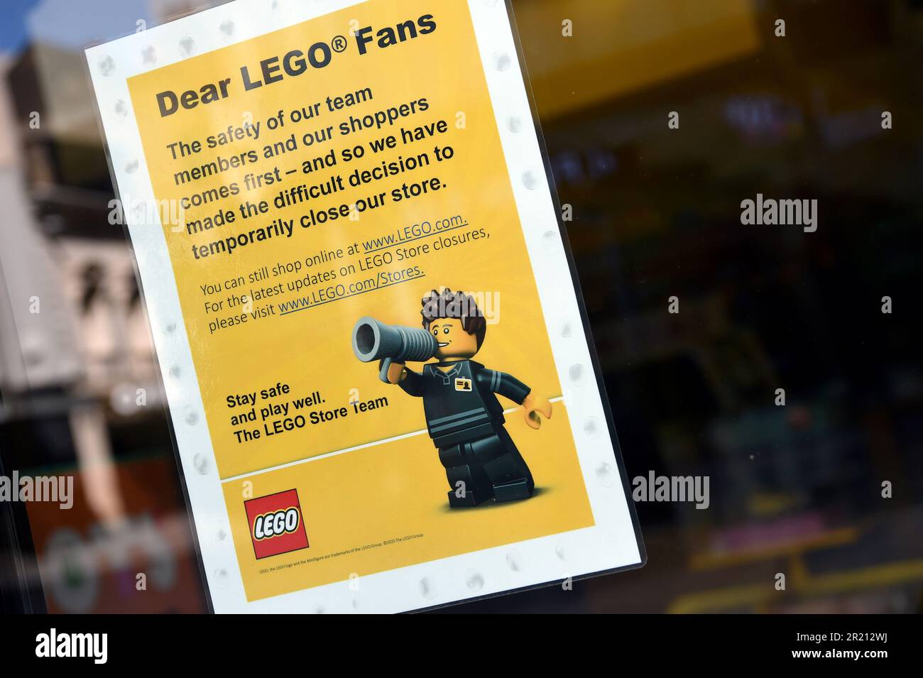 Lego store closed hi res stock photography and images Alamy