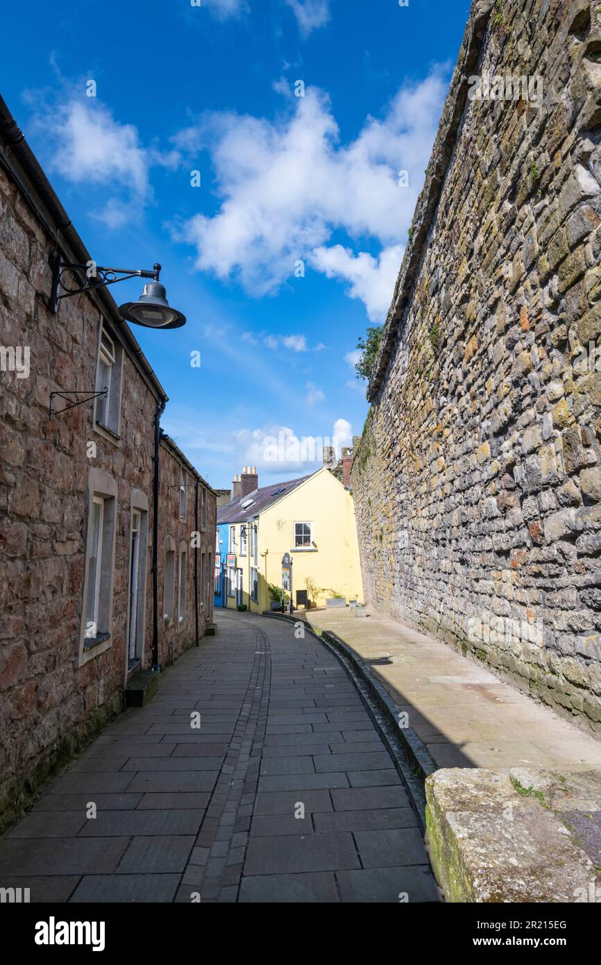 A side street in the old walled town of Caernarfon, Gwynedd, North Wales Stock Photo