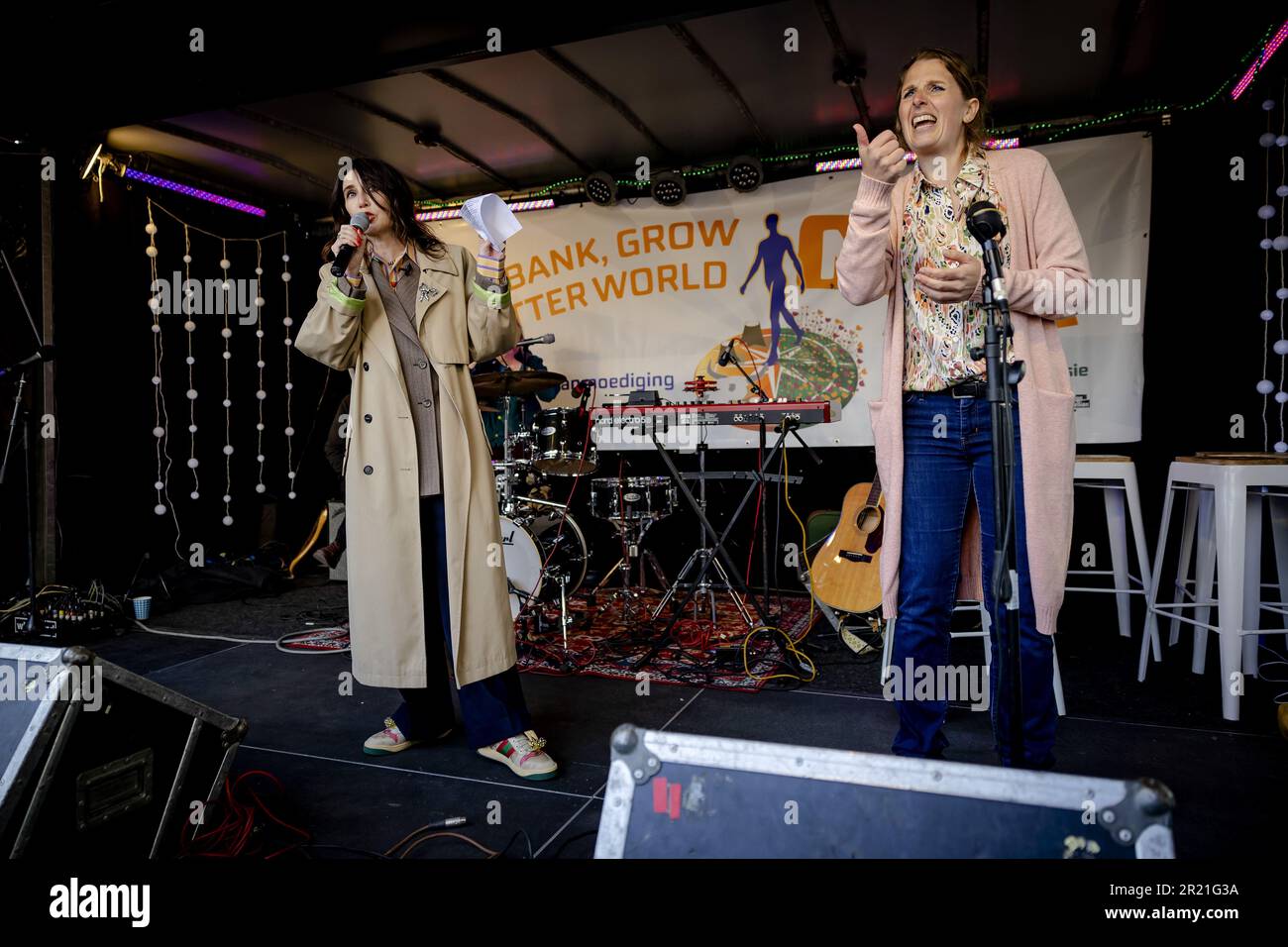UTRECHT - Actress Carice van Houten is campaigning at the head office