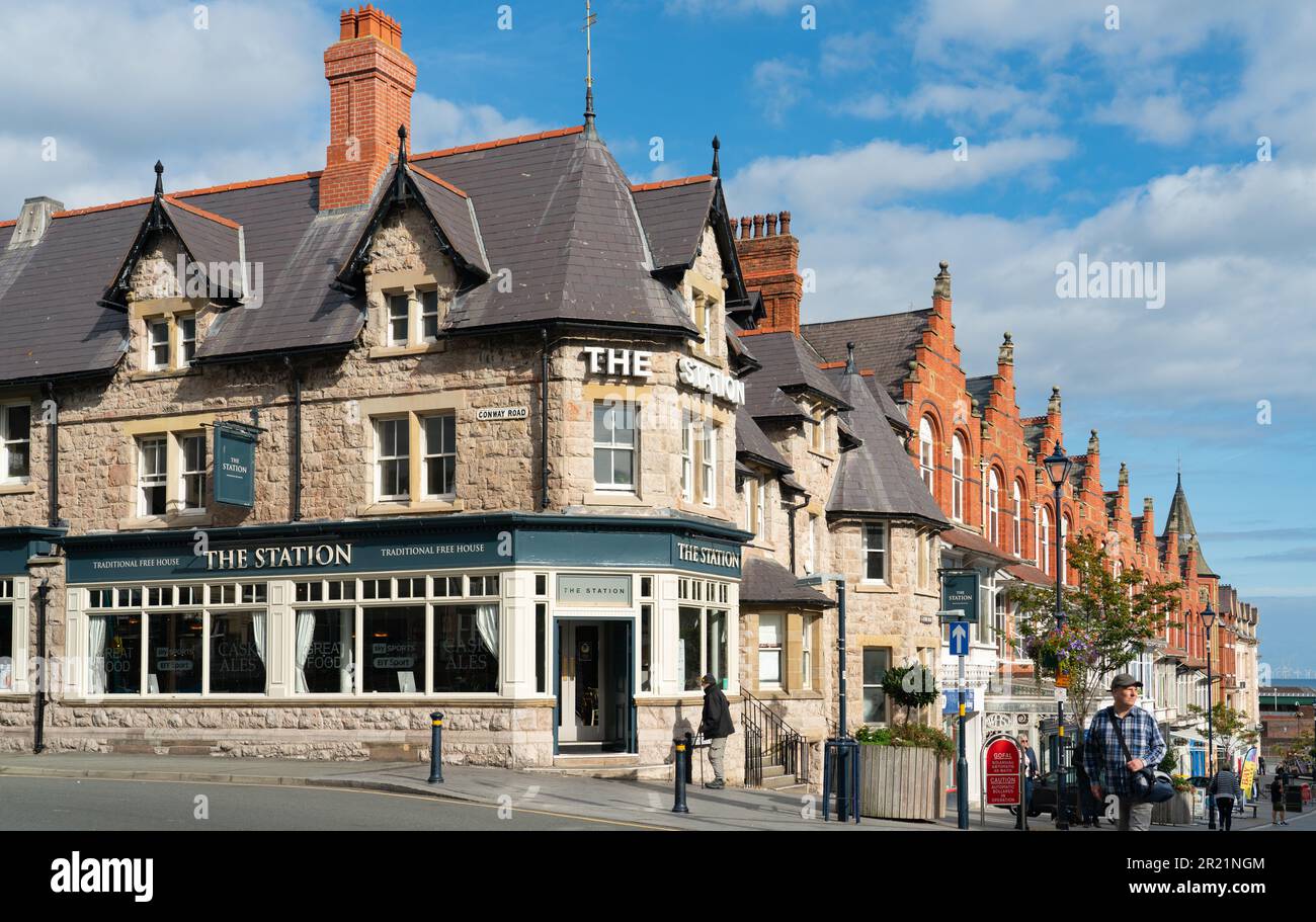 The Station Pub, 1 Station Road, Colwyn Bay, North Wales. Image taken in September 2022. Stock Photo