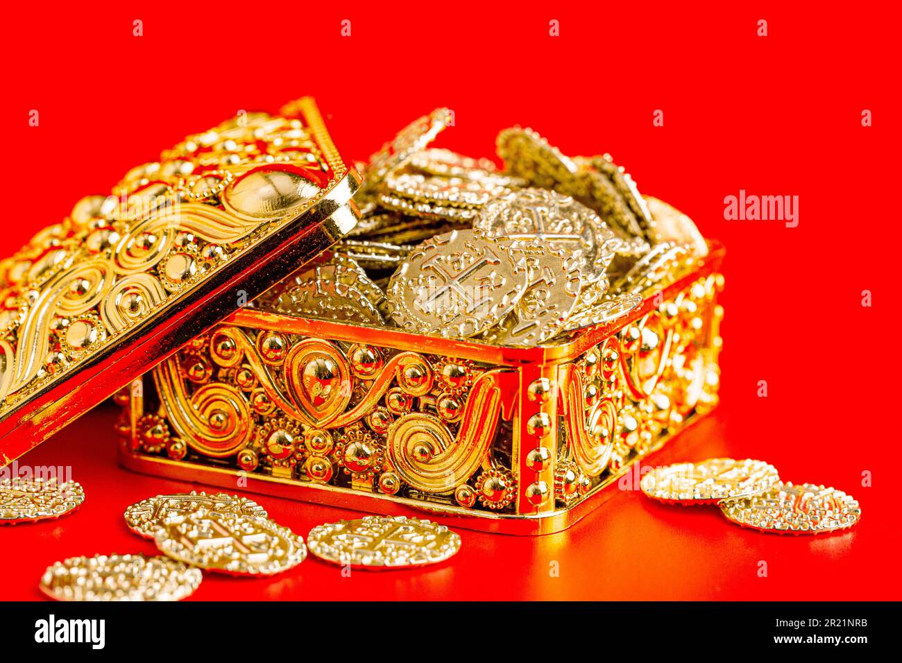 Open gift box coins hi-res stock photography and images - Alamy